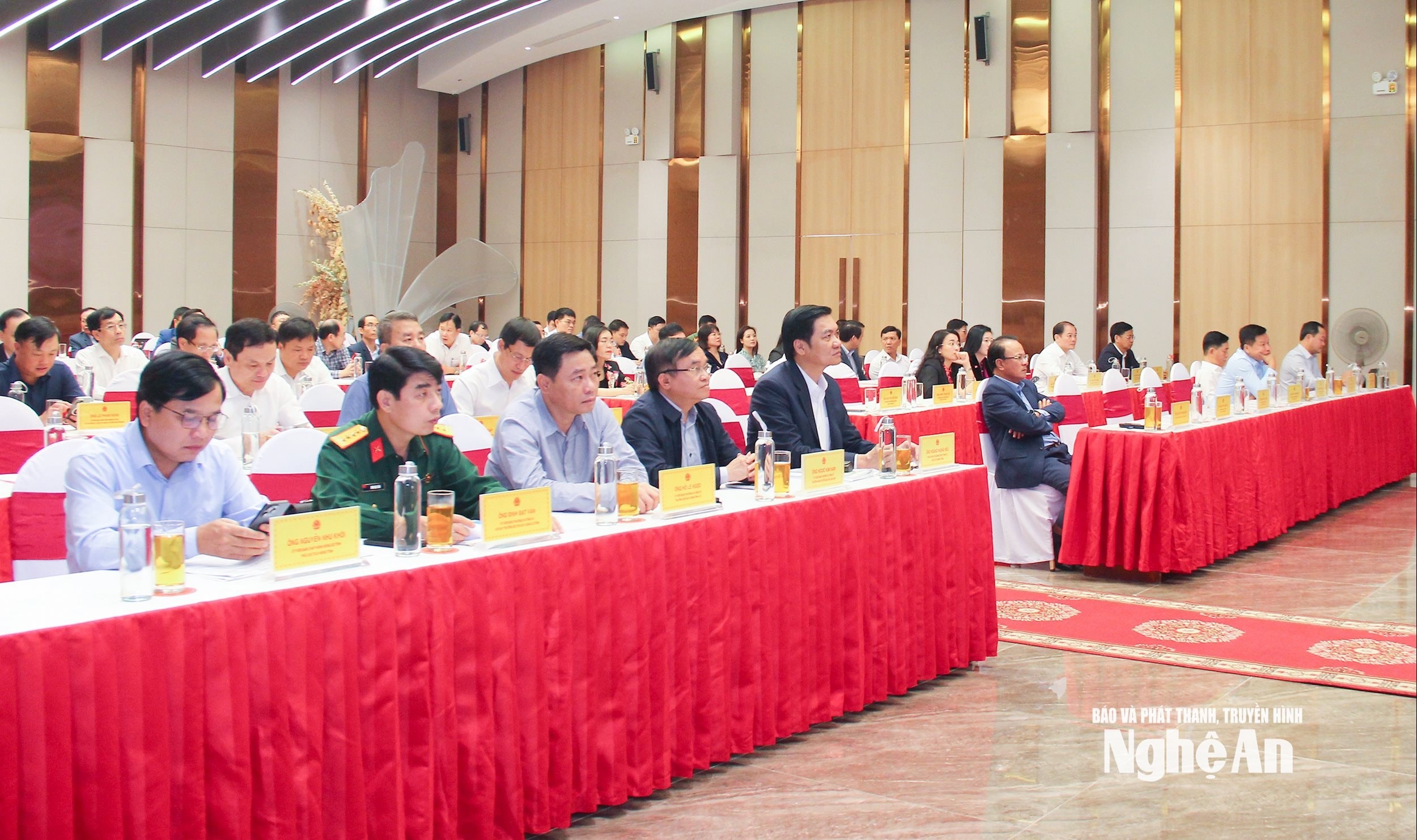 bna_-cac-dong-chi-lanh-dao-tinh-tham-du-hoi-nghi-tai-diem-cau-tinh-nghe-an.-anh-mai-hoa.jpg