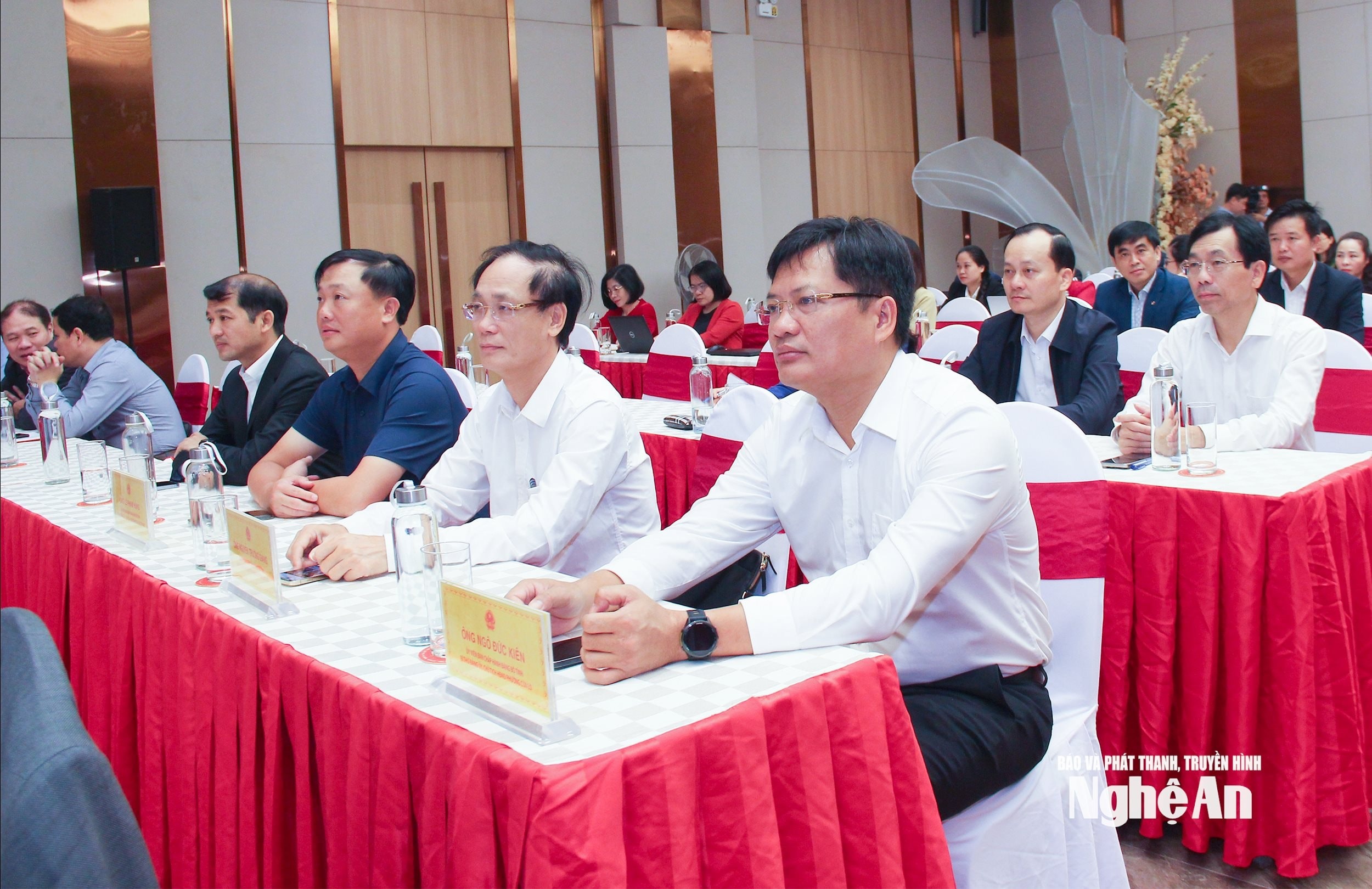 bna_-lanh-dao-cac-xa-phuong-gan-trung-tam-tinh-tham-du-hoi-nghi-tai-diem-cau-nghe-an.-anh-mai-hoa.jpg