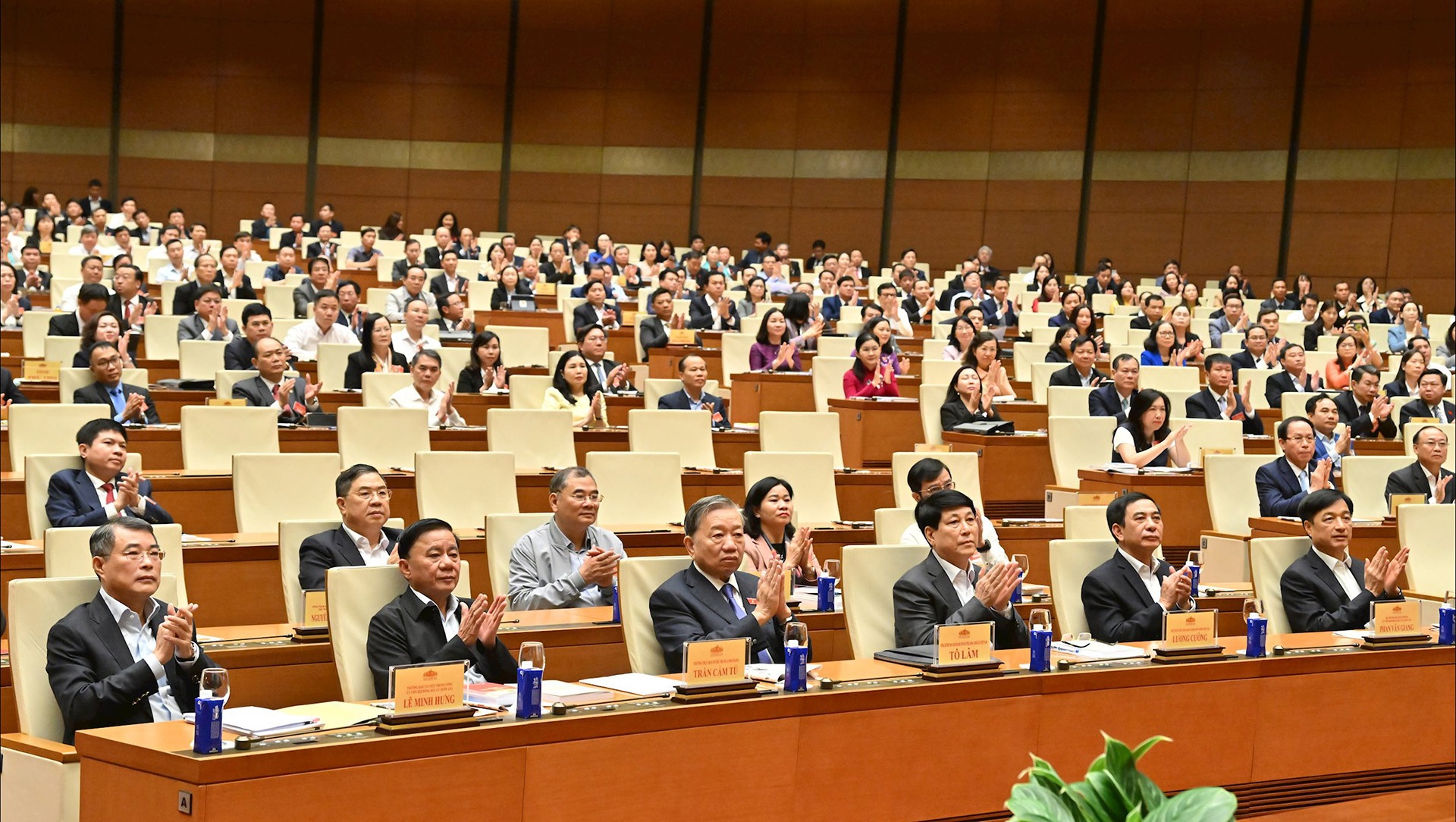 lanh-dao-dang-nha-nuoc-du-hoi-nghivqk-1812-647.jpg?width=0&s=KXS57aNVmVopa5XxA672tw
