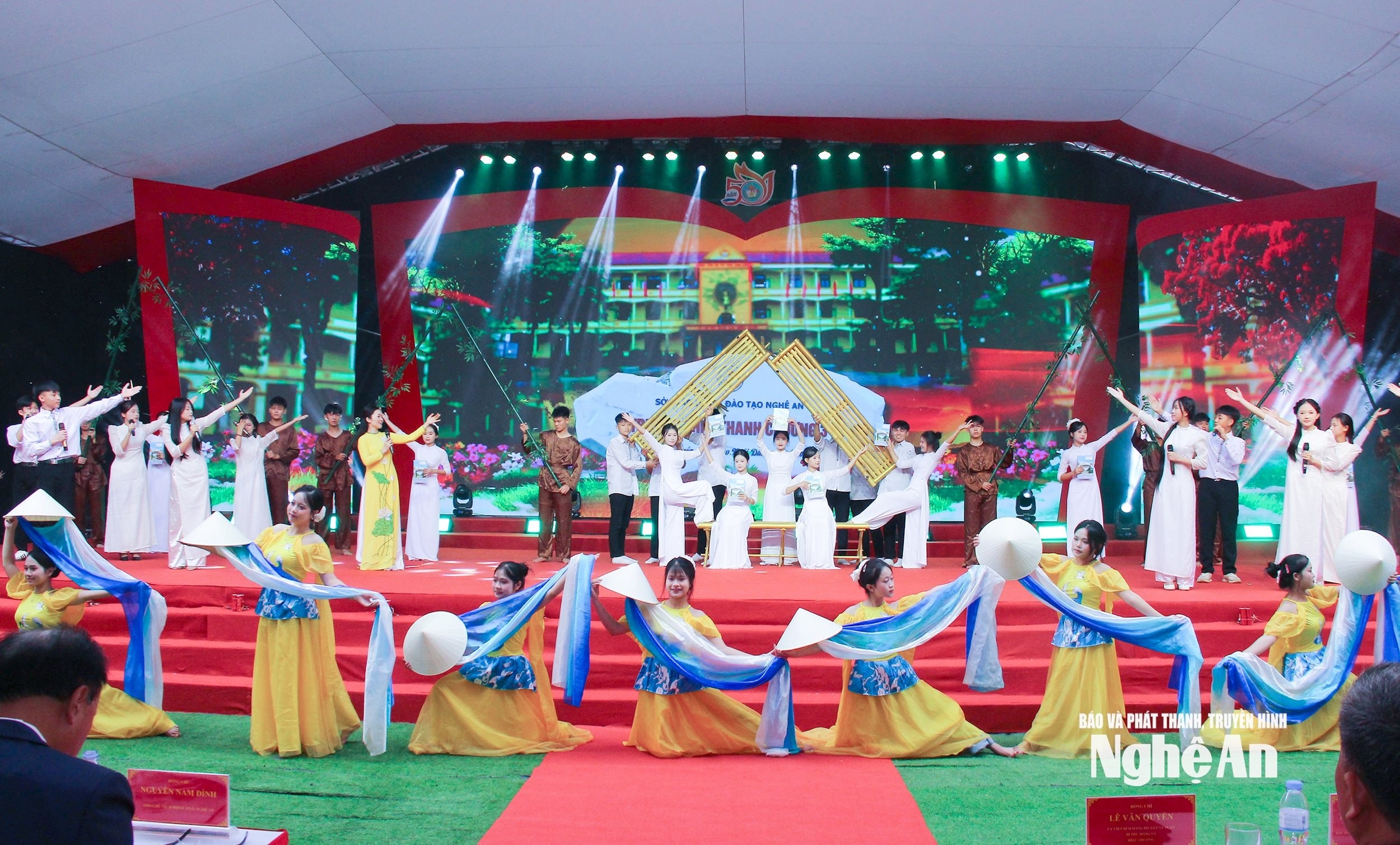 bna_-chuong-trinh-van-nghe-tai-le-ky-niem-50-nam-thanh-lap-va-don-nhan.-anh-mai-hoa.jpg