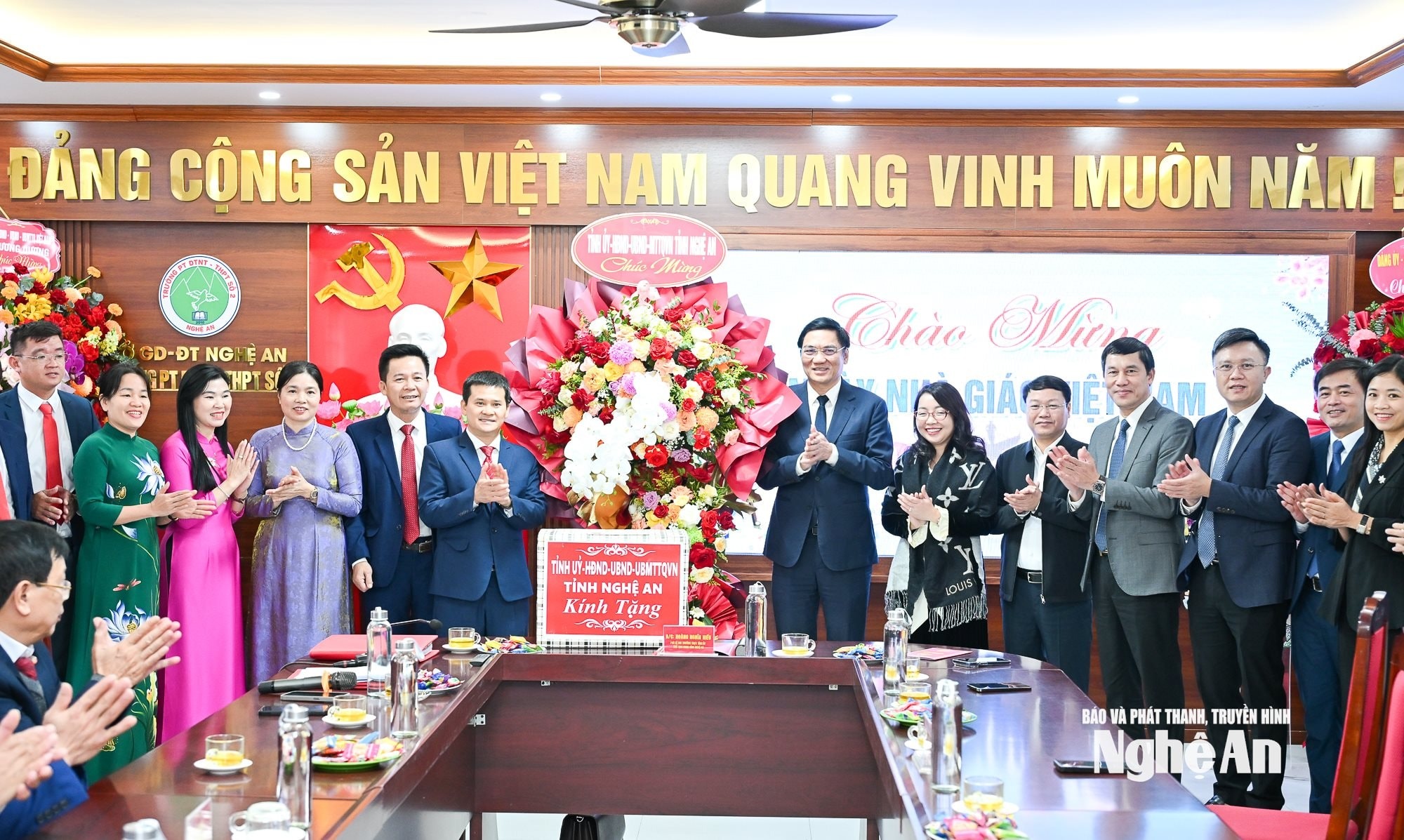 bna_pho-bi-thu-thuong-truc-chuc-mung-20-11.jpg