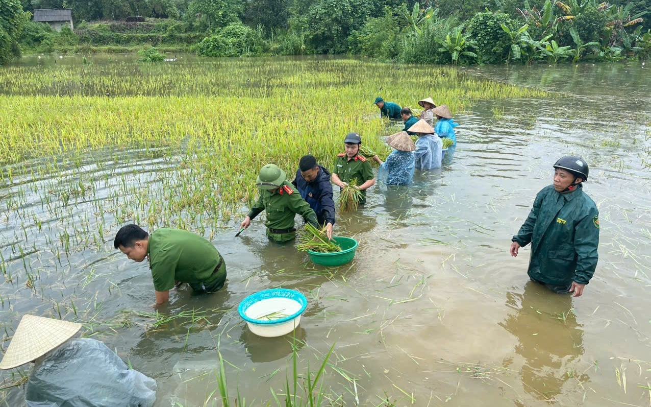 Thủ tướng yêu cầu phải thần tốc hơn nữa, huy động tối đa lực lượng khắc phục nhanh nhất hậu quả bão, mưa lũ