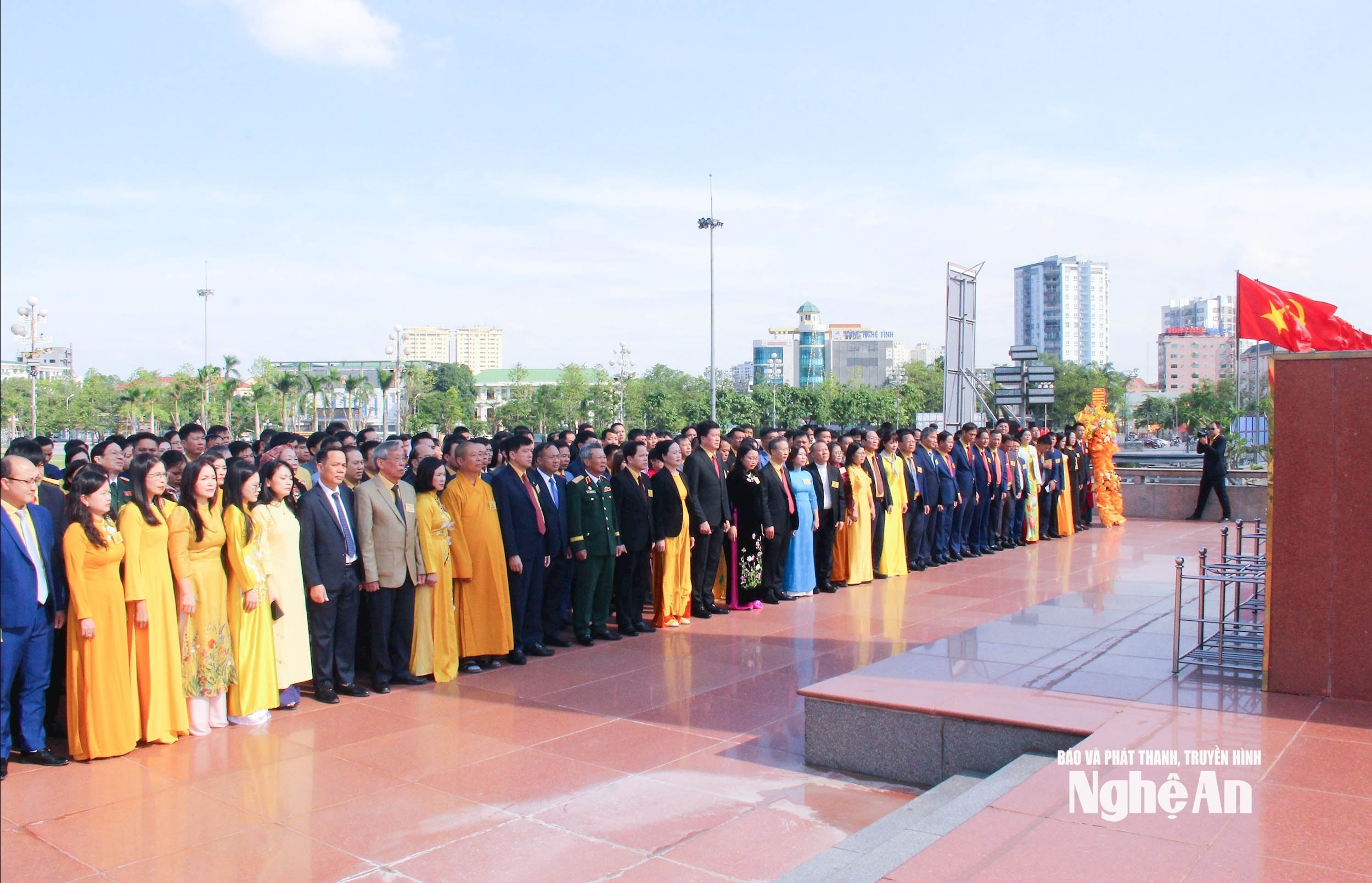 bna_-doan-dai-bieu-du-dai-hoi-lam-le-dang-hoa-truoc-tuong-dai-bac-ho-taikj-quang-truong-ho-chi-minh.-anh-mai-hoa.jpg