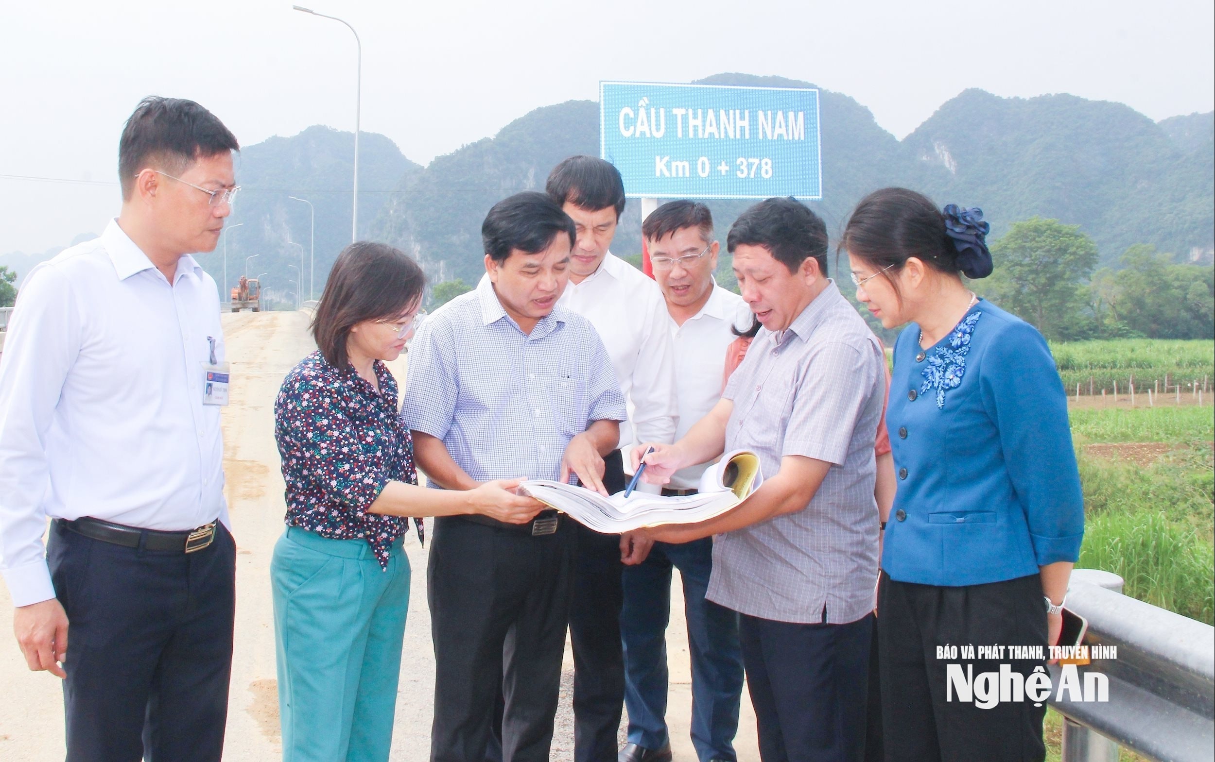bna_-doan-giam-sat-cua-hdnd-tinh-khao-sat-thi-cong-du-an-cau-thanh-nam-bac-qua-song-lam.-anh-mai-hoa-4b248831713402994f325e7467a14a12.jpg
