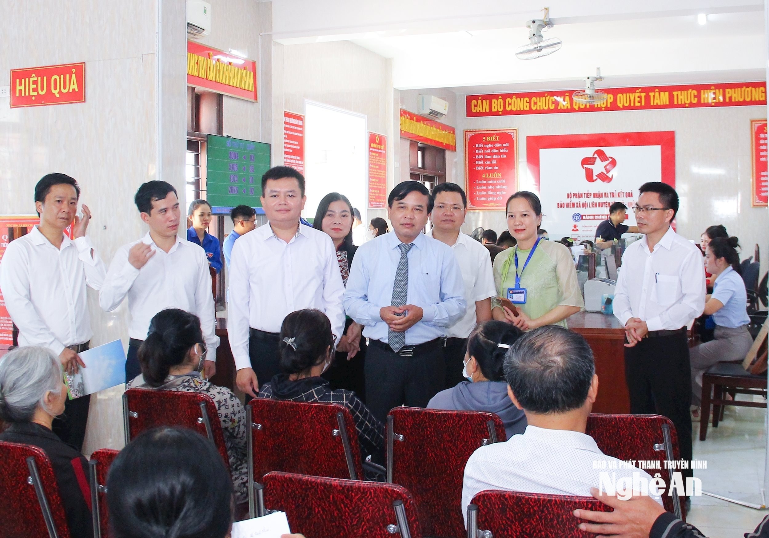 bna_-pho-chu-tich-hdnd-tinh-nguyen-nhu-khoi-tim-hieu-viec-giai-quyet-thu-tuc-hanh-chinh-ve-dat-dai-tai-xa-quy-hop.-anh-mai-hoa.jpg