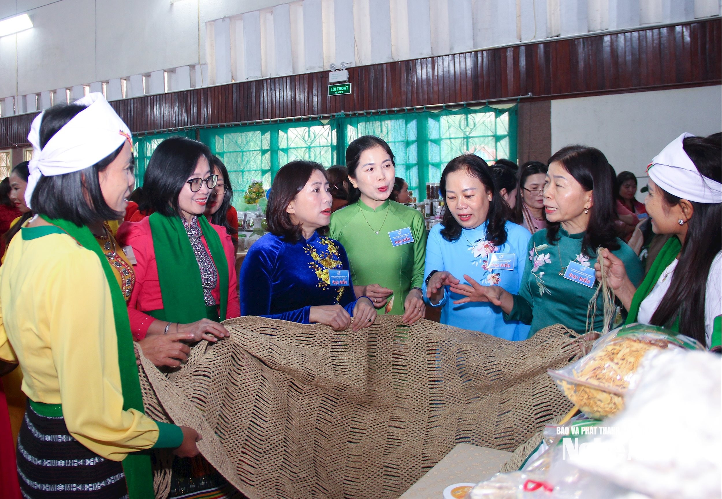 bna_-cac-dai-bieu-tham-quan-gian-hang-san-pham-vong-gai-do-chi-em-dong-bao-dan-toc-thieu-so-xa-tien-ky.-anh-mai-hoa.jpg