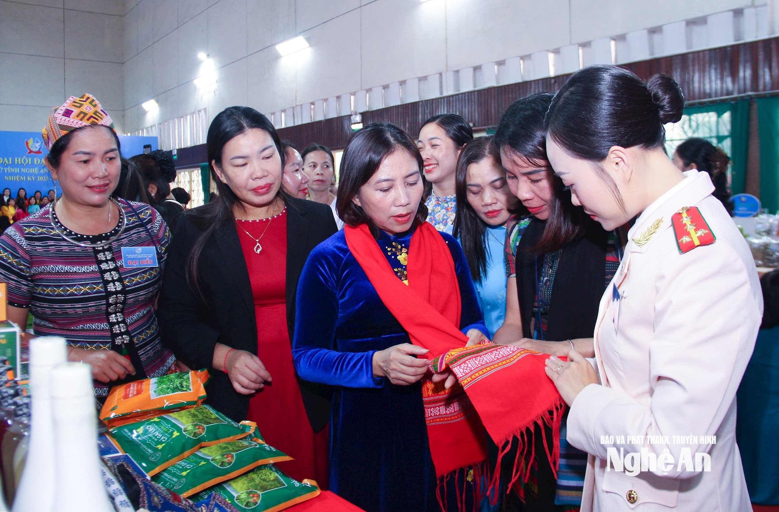 bna_-cac-dai-bieu-than-quan-gian-hang-det-tho-cam-cua-chi-em-dong-bao-dan-toc-mien-tay-nghe-an.-anh-mai-hoa(1).jpg