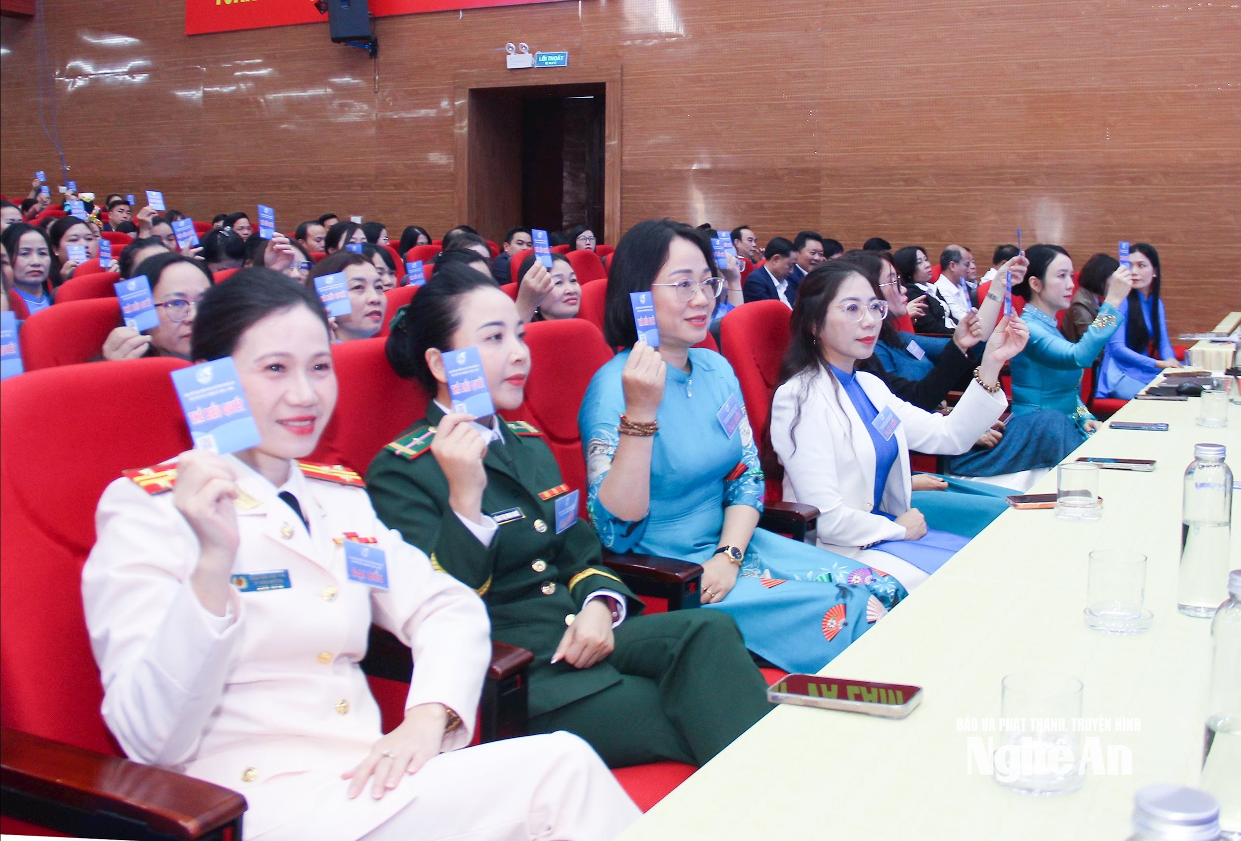 bna_-cac-dai-bieu-bieu-quyet-bau-ban-chap-hanh.jpg