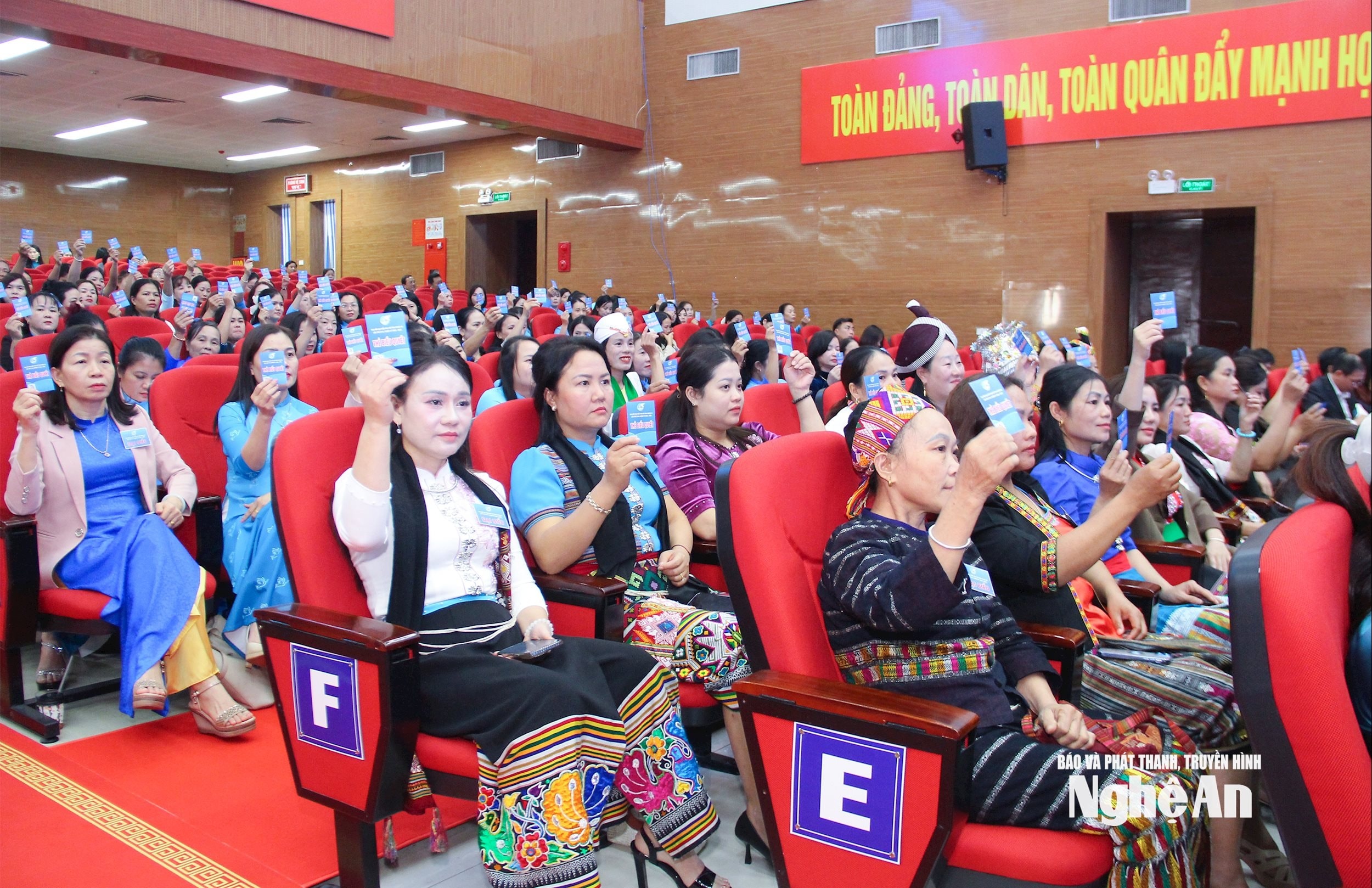 bna_cac-dai-bieu-bieu-quyet-bau-ban-chap-hanh-.jpg