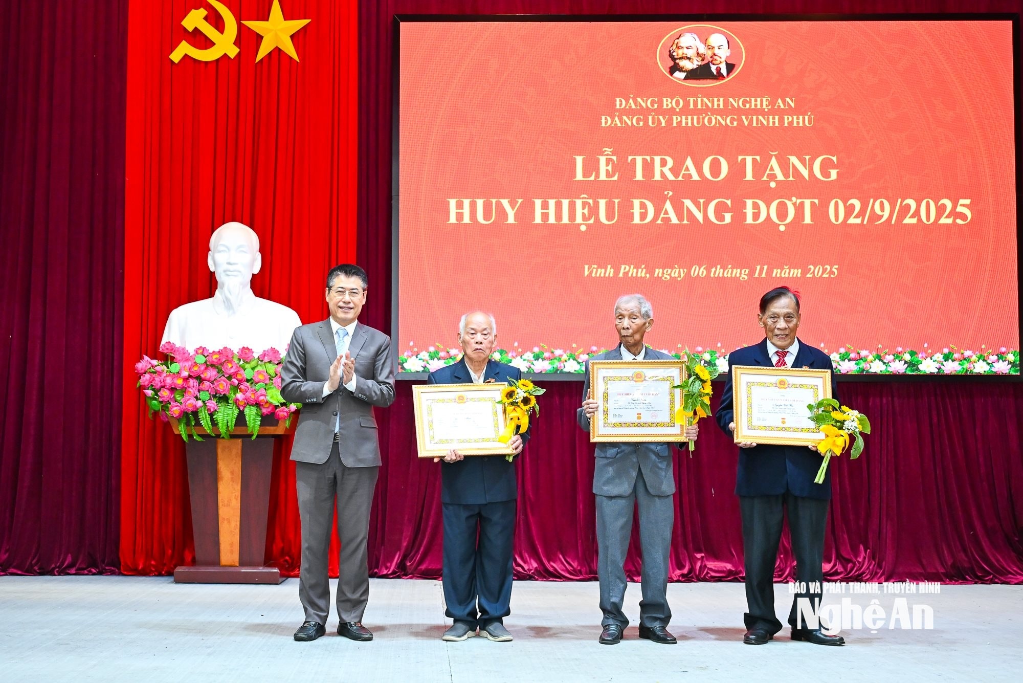 bna_trao-huy-hieu-dang-3.jpg