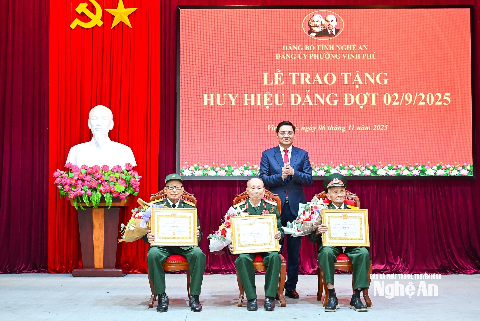 bna_trao-huy-hieu-dang-4.jpg