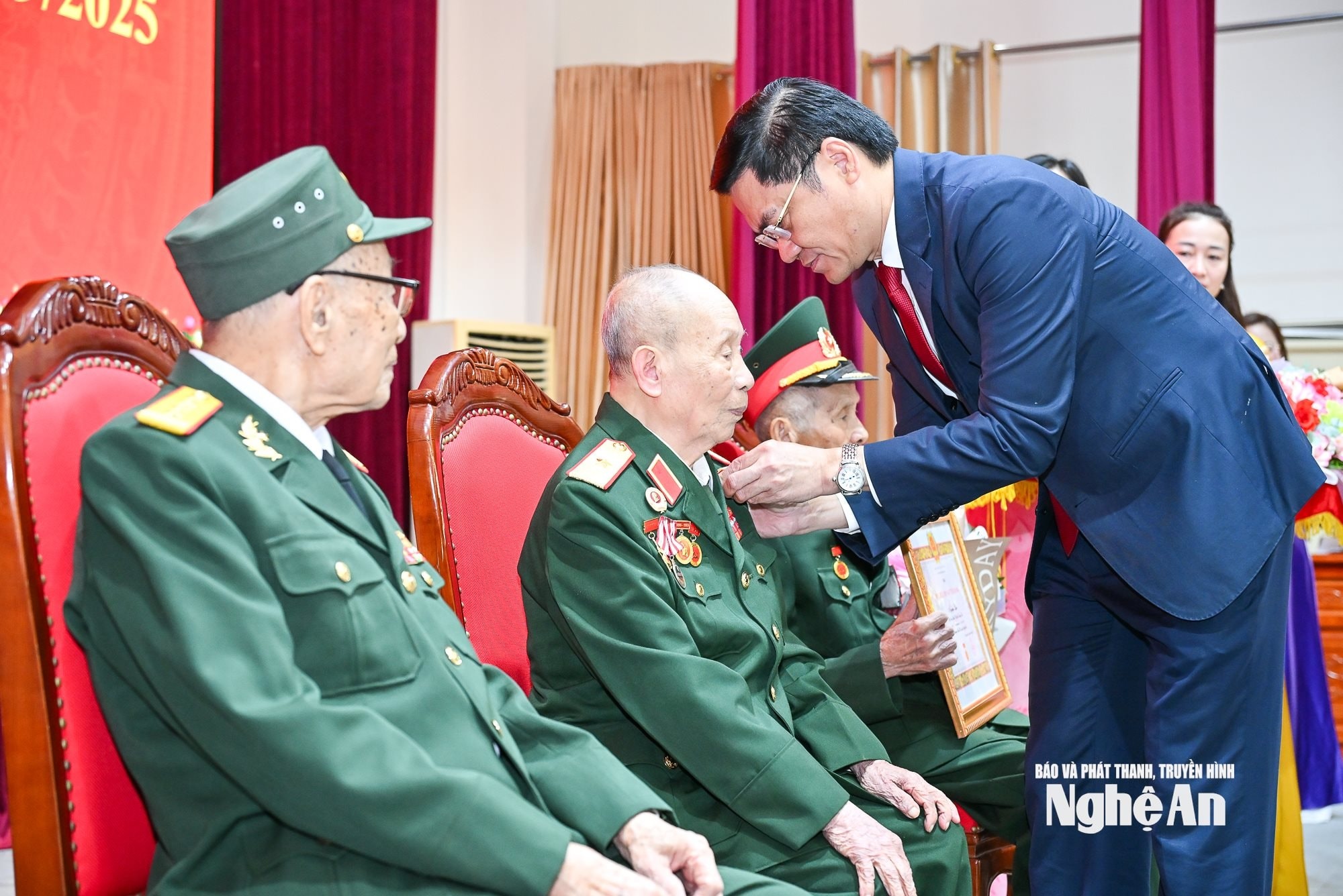 bna_trao-huy-hieu-dang-5.jpg