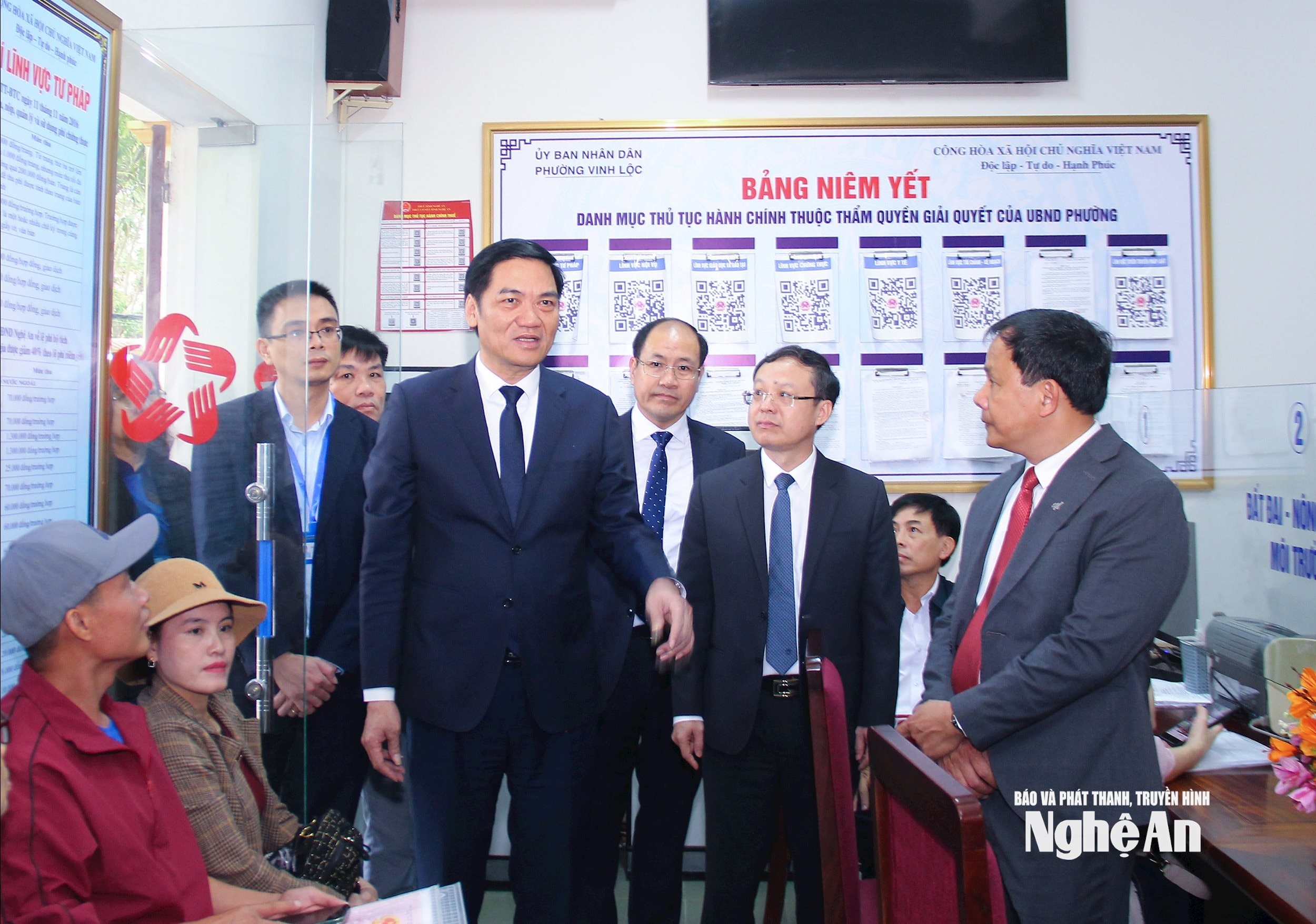 bna_-dong-chi-hoang-nghia-hieu-tim-hieu-dieu-kien-va-moi-truong-lam-viec-cua-can-bo-cong-chuc-tai-phuong-vinh-loc.-anh-mai-hoa.jpg