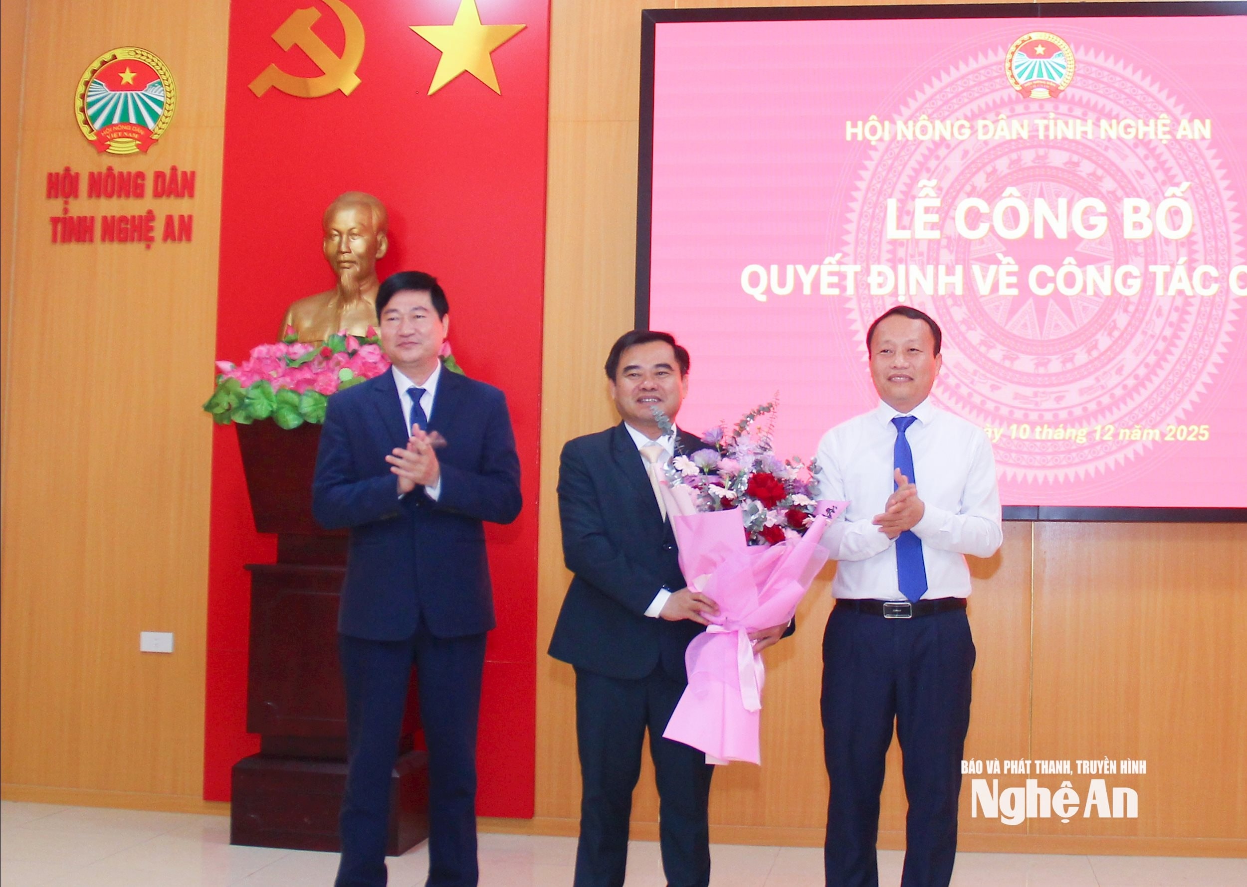bna_-lanh-dao-hoi-nong-dan-tinh-tang-hoa-chuc-mung-tan-chu-tich-nguyen-viet-hung.-anh-mai-hoa.jpg