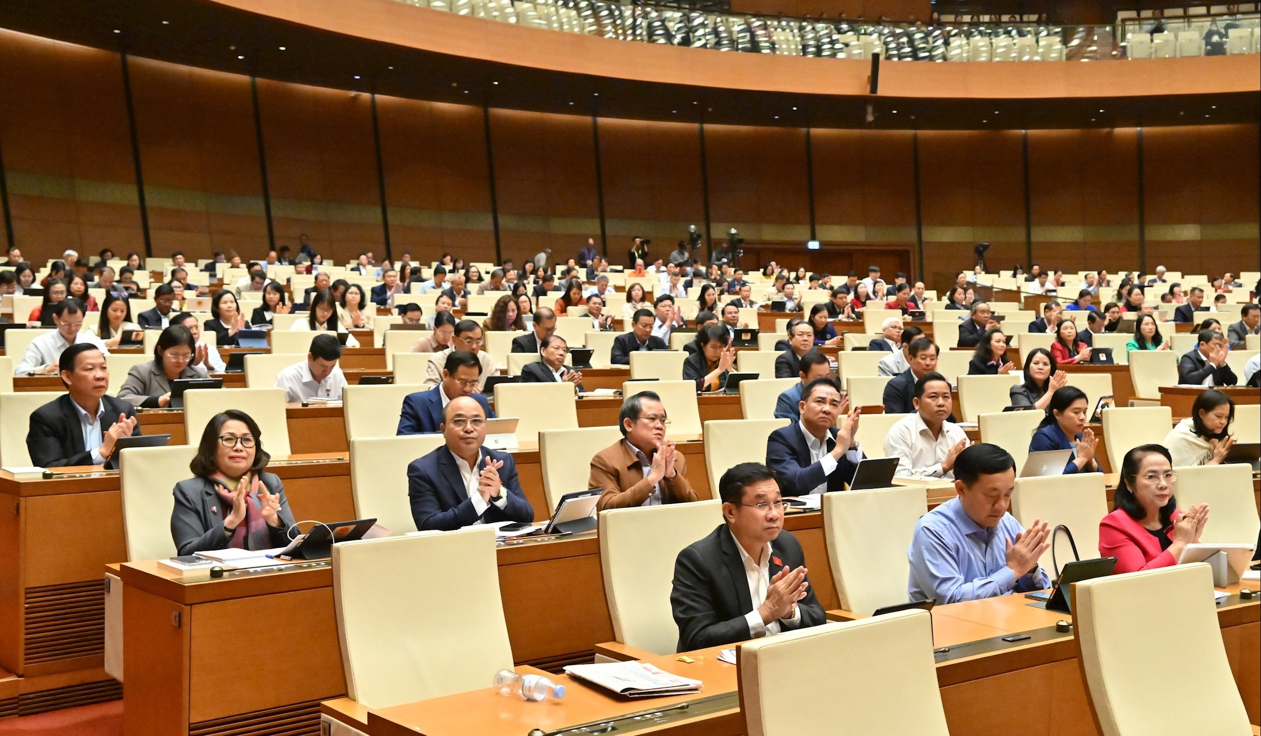 cac-dai-bieu-tai-phien-hopvqk_4390.jpg