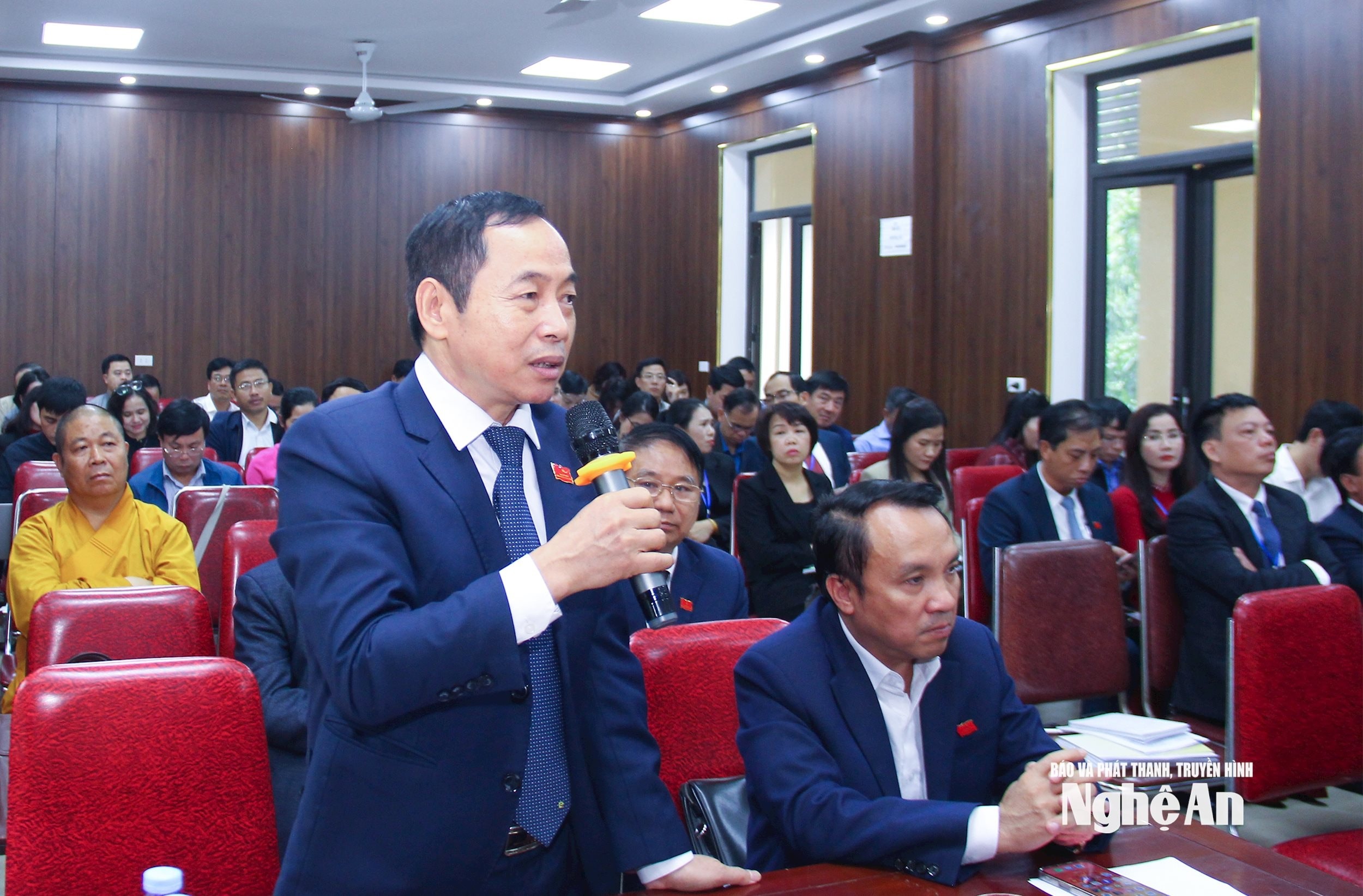 bna_-dai-bieu-le-dinh-ly-pho-truong-ban-thuong-truc-ban-to-chuc-tinh-uy-neu-y-kien.jpg