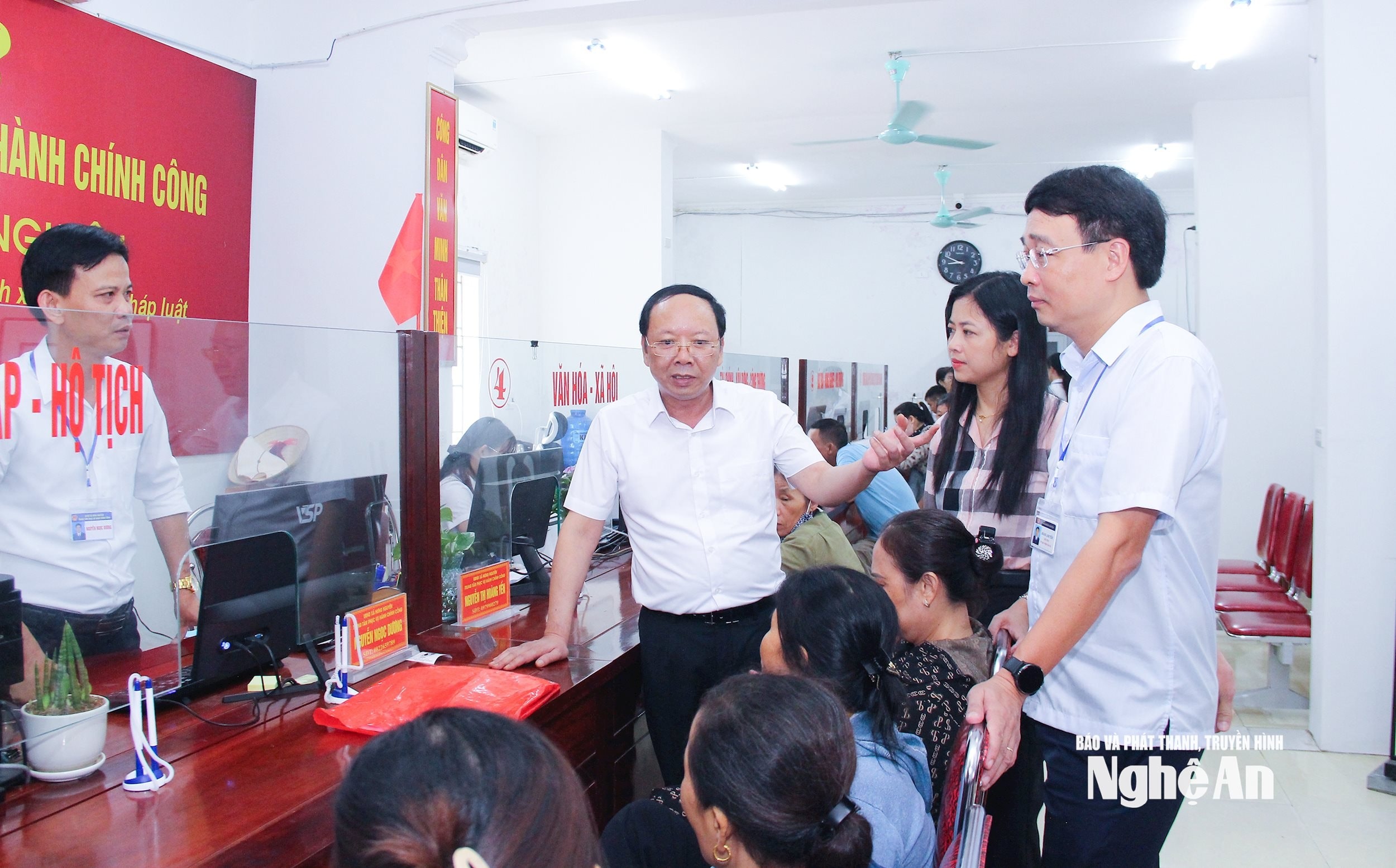bna_-doan-cong-tac-cua-tinh-kiem-tra-viec-van-hanh-trung-tam-phuc-vu-hanh-chinh-cong-xa-hung-nguyen.-anh-mai-hoa.jpg