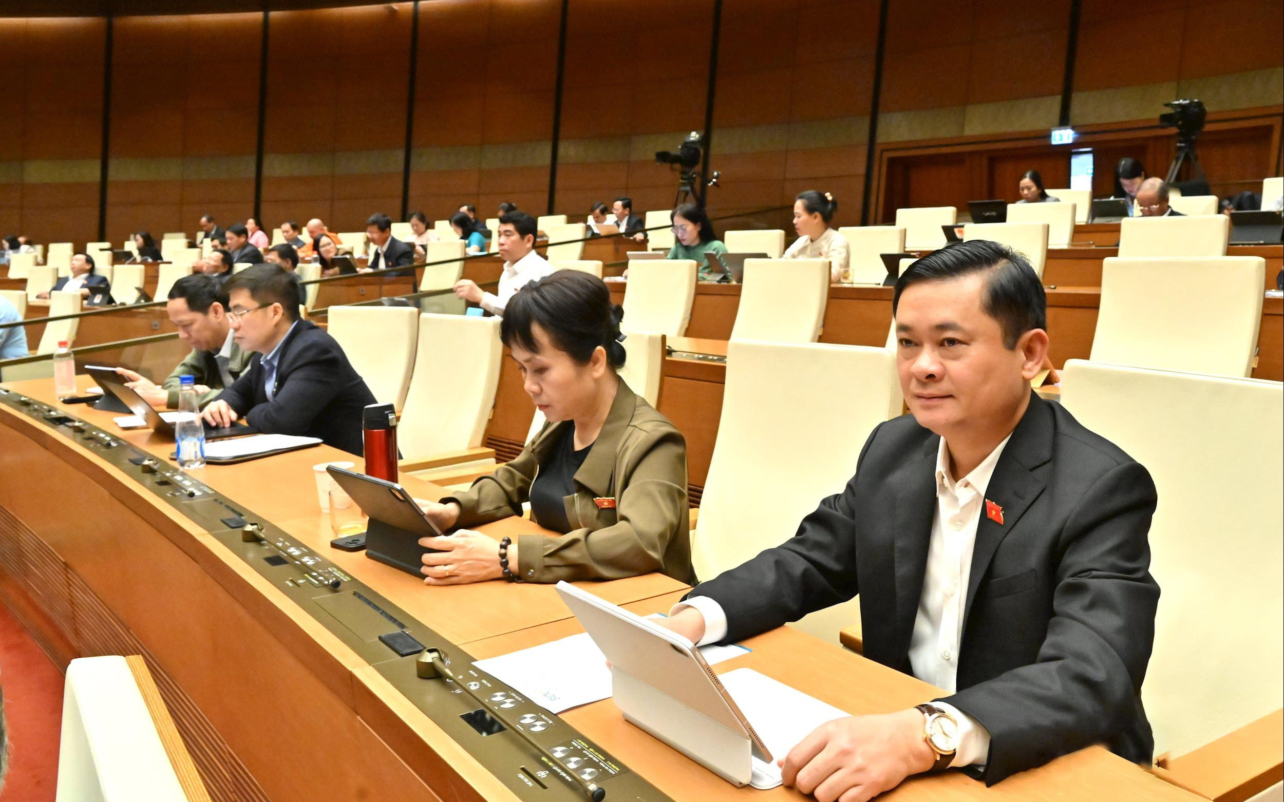 Quốc hội thảo luận chính sách giảm chi phí y tế, miễn viện phí cho người dân