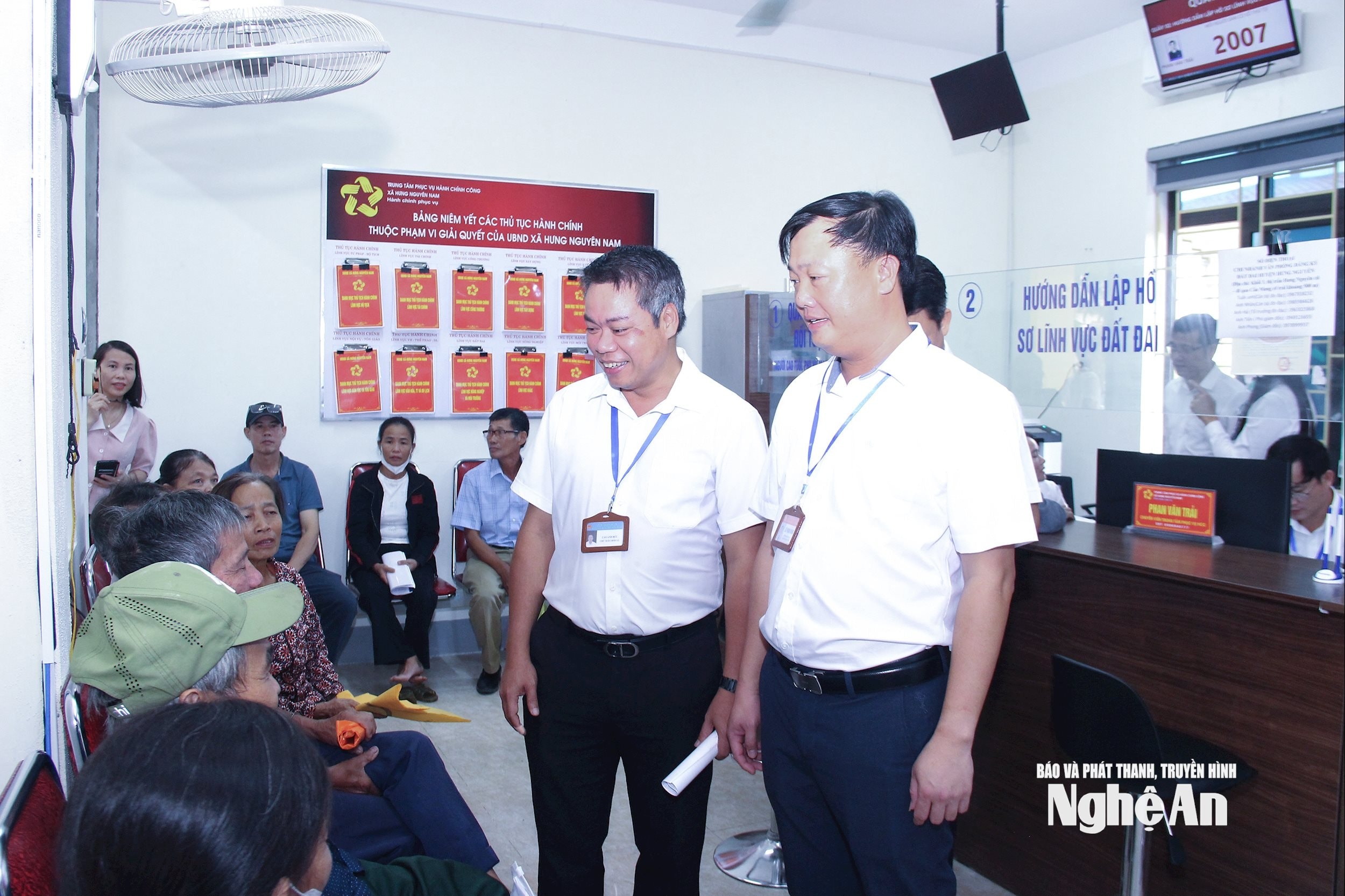 bna_-can-bo-xa-hung-nguyen-lang-nghe-nhan-dan-trong-viec-thuc-hien-.jpg