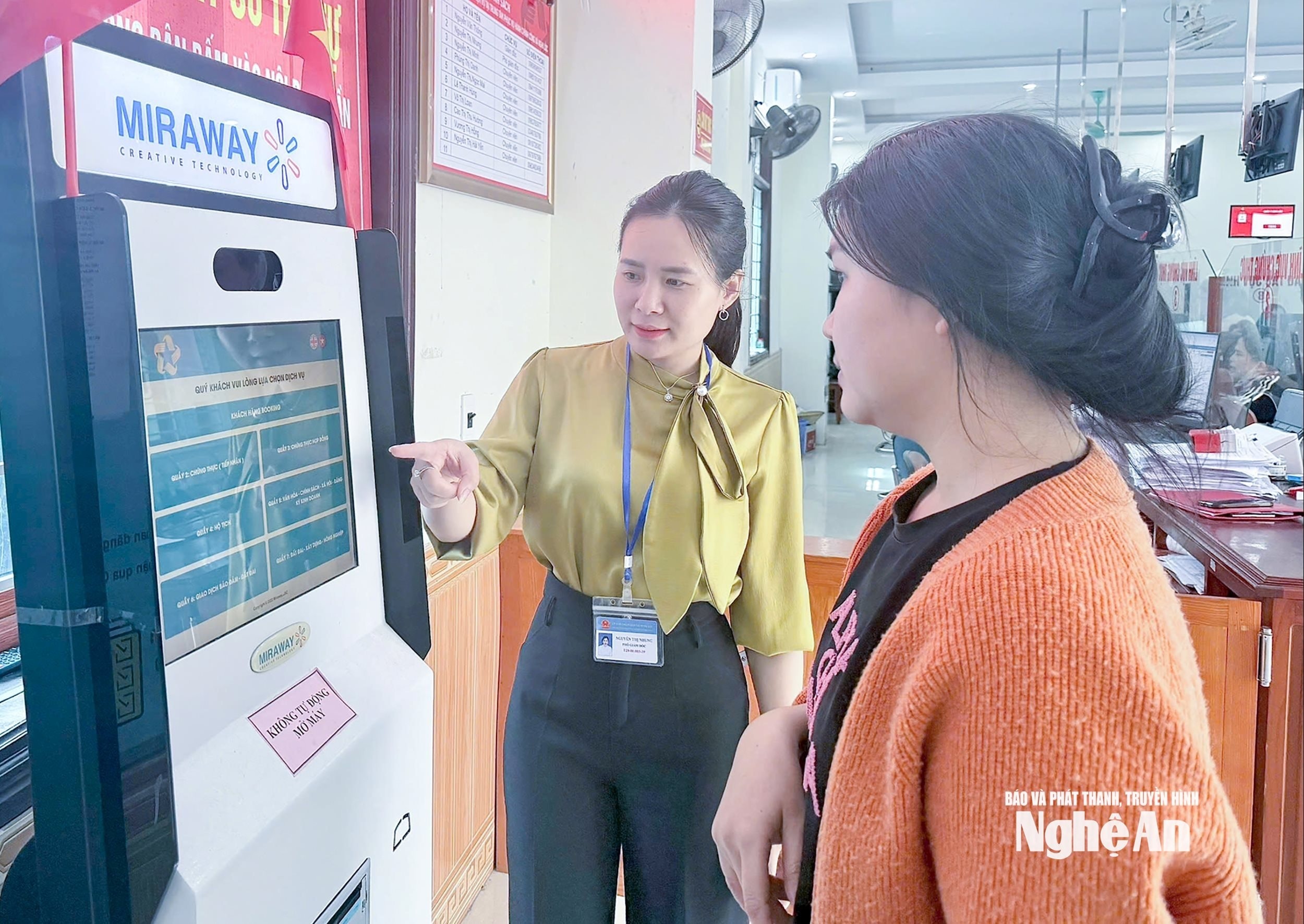 bna_can-bo-trung-tam-phuc-vu-hanh-chinh-cong-xa-nghi-loc-huong-dan-nguoi-dan-lay-so-thu-tu-giai-quyet-thu-tuc-hanh-chinh.-abaa1ba6be05ba8794d933a37e46db3c-1-.jpg