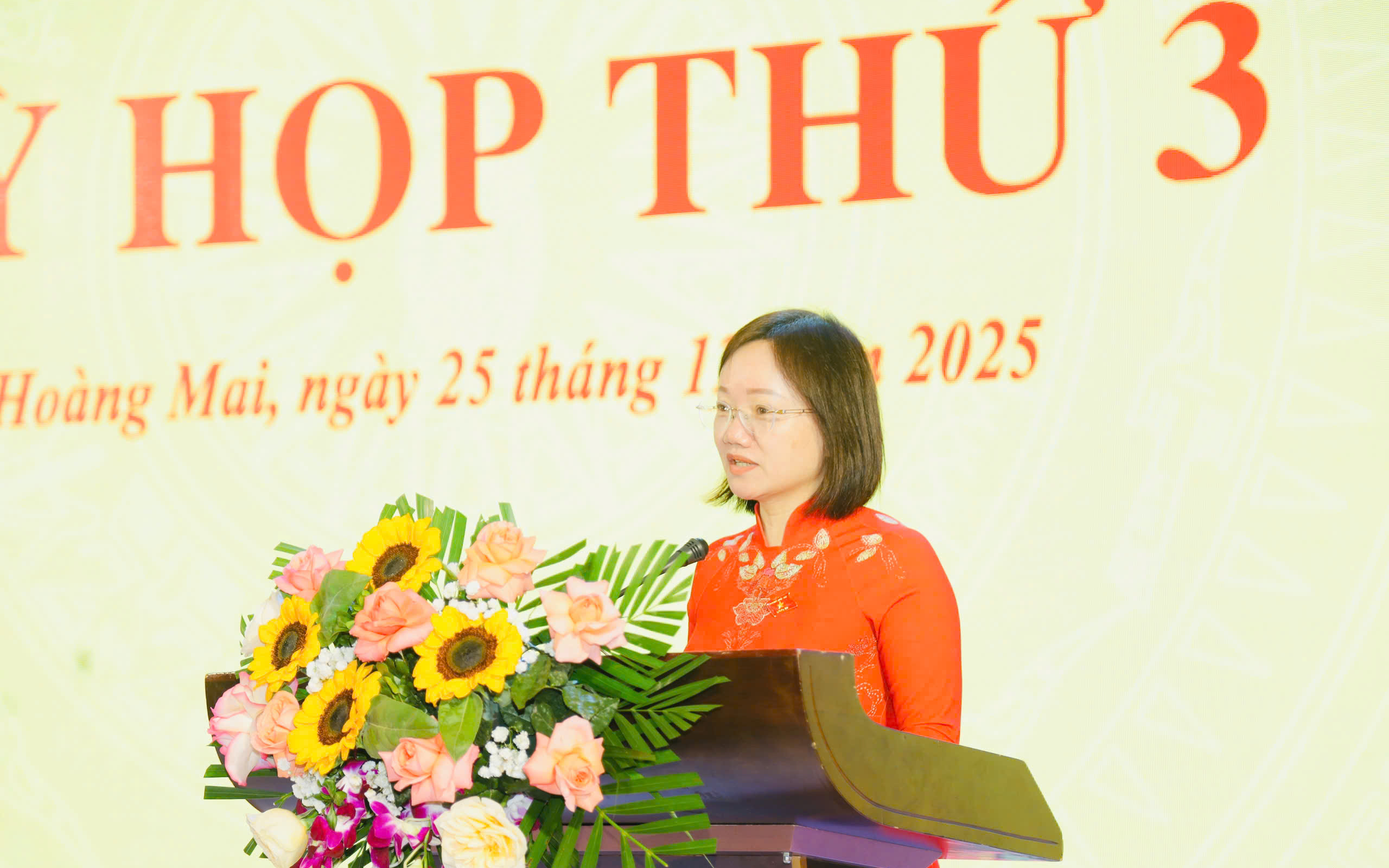 Đồng chí Thái Thị An Chung, Ủy viên BCH Đảng bộ tỉnh, Phó Trưởng Đoàn đại biểu Quốc hội tỉnh dự Kỳ họp thứ 3, HĐND phường Hoàng Mai