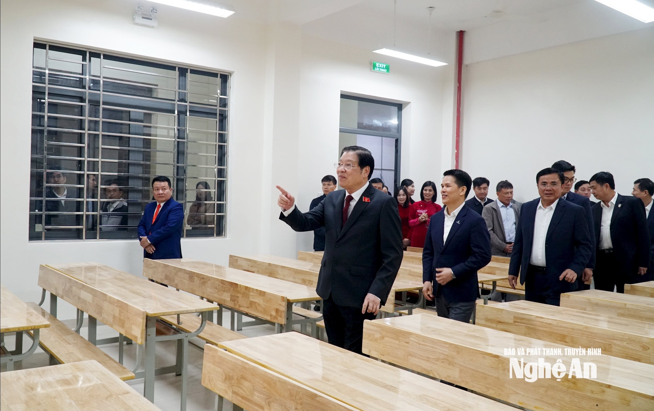 bna_cac-dong-chi-tham-du-buoi-le-tham-quan-cac-phong-hoc-moi-duoc-xay-dung.-anh-my-ha.jpg