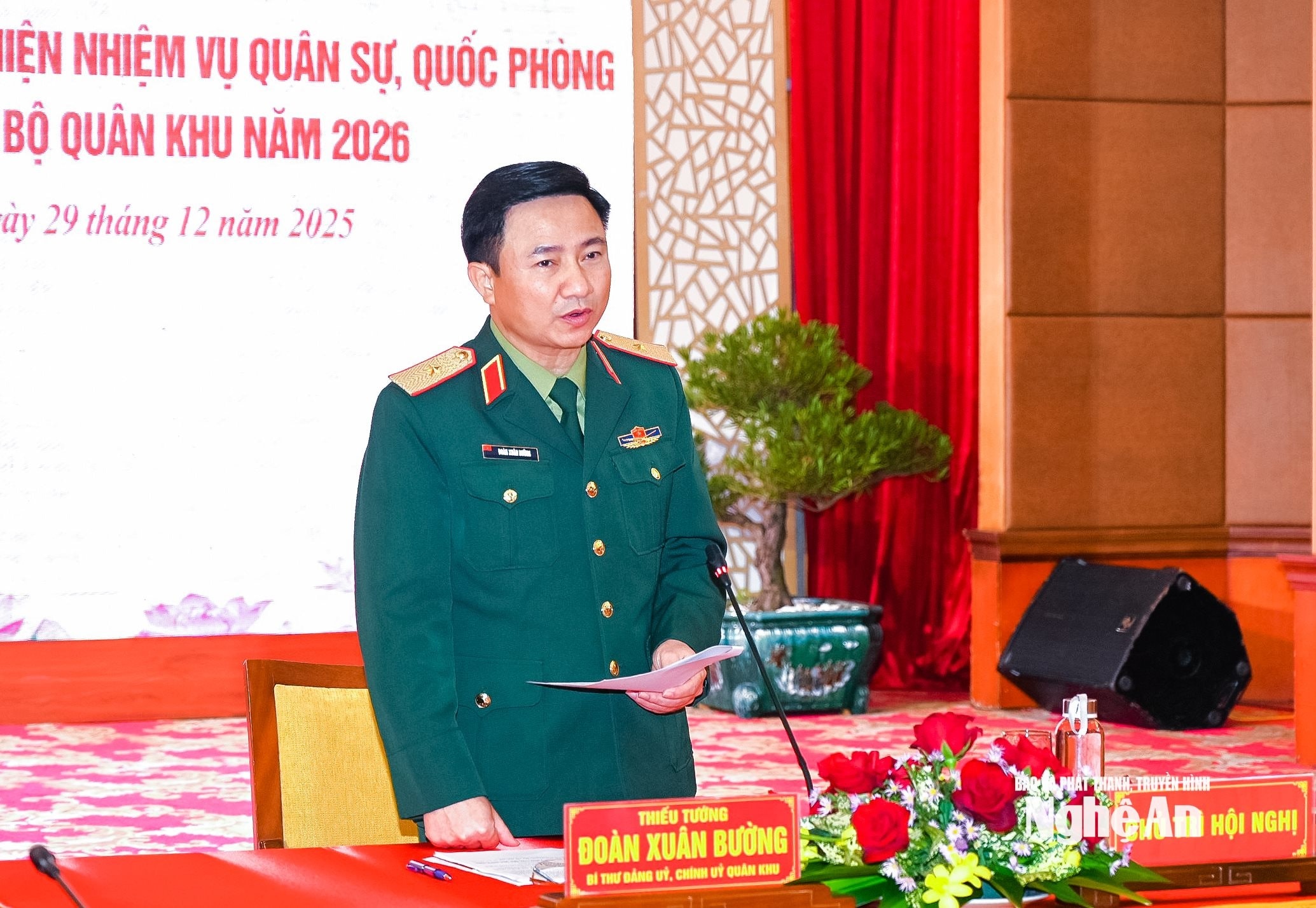 bna_anh-4-thieu-tuong-doan-xuan-buong-bi-thu-dang-uy-chi-uy-quan-khu-dieu-hanh-hoi-nghi.jpg