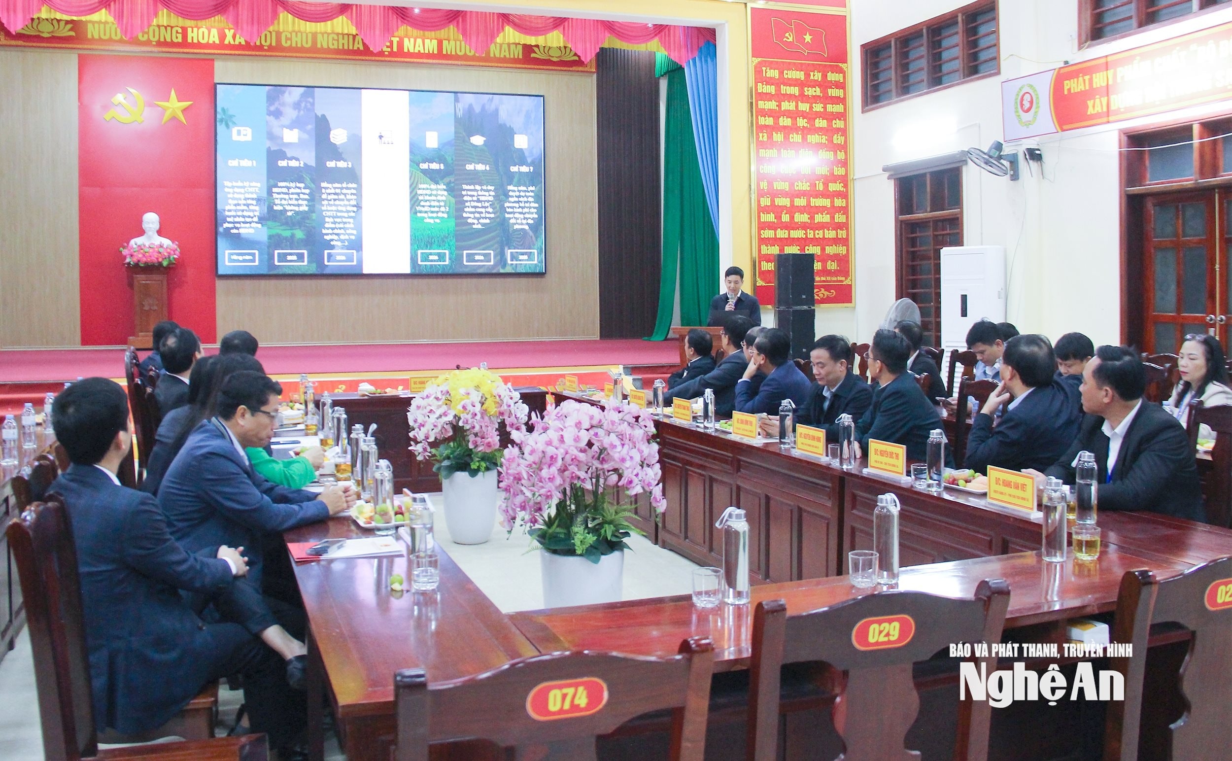 bna_-can-bo-van-phong-hdnd-ubnd-xa-dong-loc-bao-cao-ket-qua-thuc-hien-chuyen-doi-so-trong-hoat-dong-cua-hdnd-xa.-anh-mai-hoa.jpg