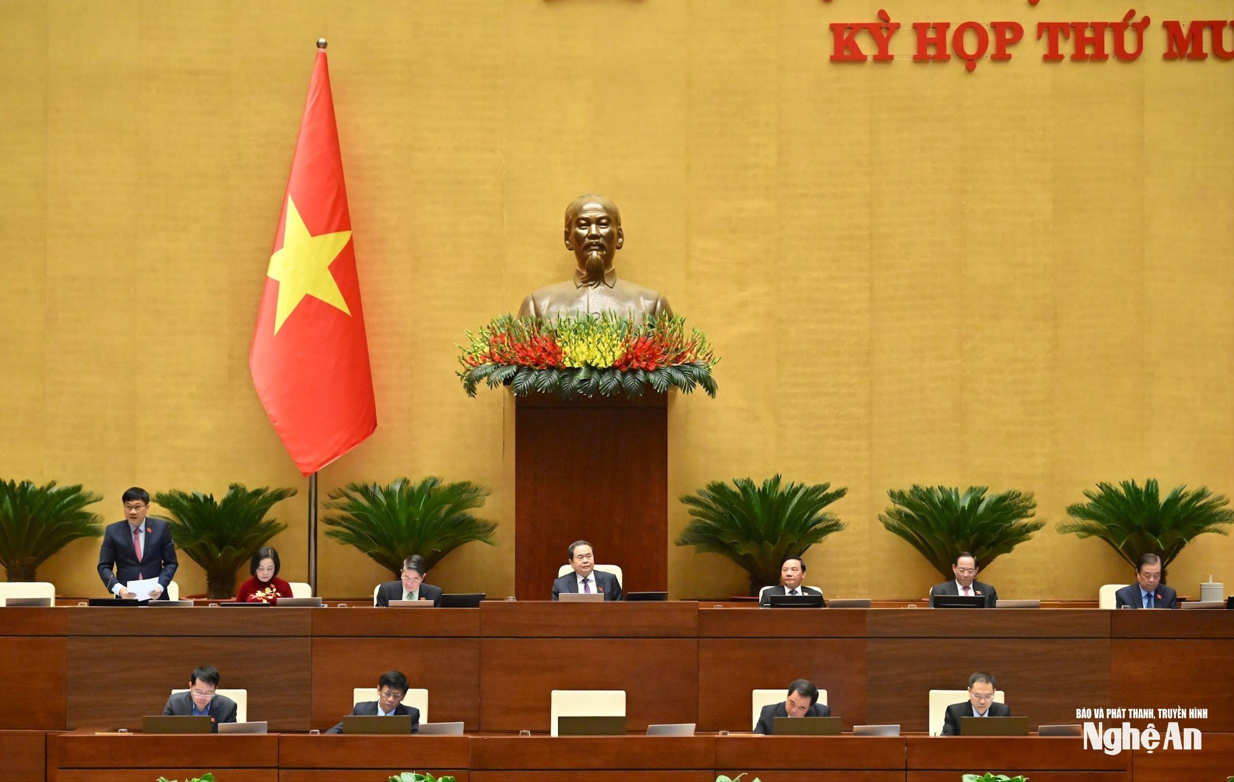 bna_pho-chu-tich-quoc-hoi-vu-hong-thanh-dieu-hanh-phien-hopvqk_1585-41271e98a89710e20b23ba83269ca4c4(1).jpg