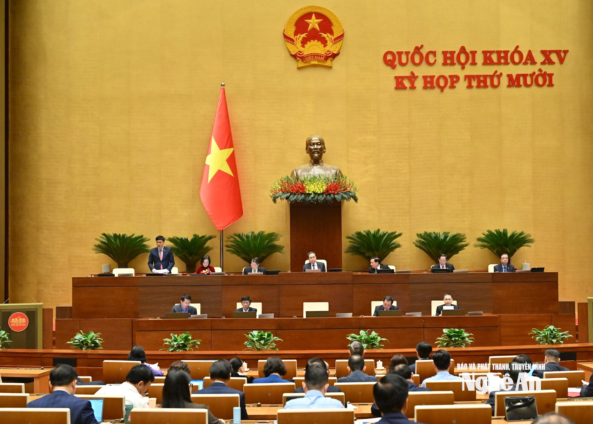 bna_pho-chu-tich-quoc-hoi-vu-hong-thanh-dieu-hanh-phien-hopvqk_1622.jpg