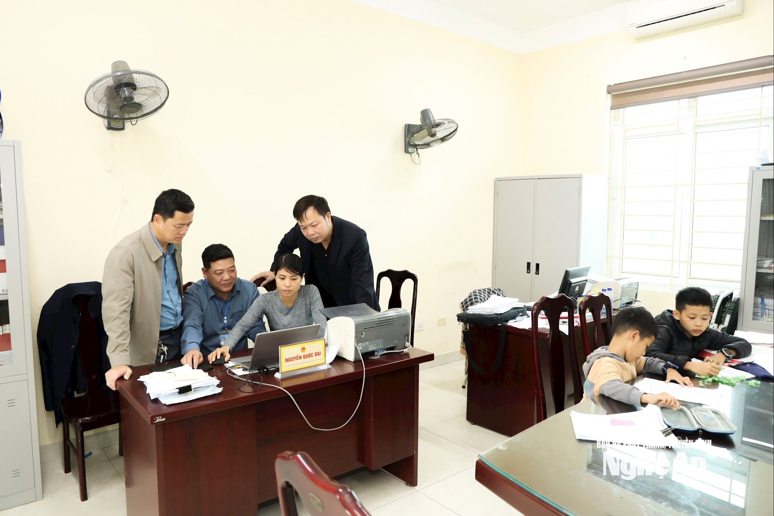 bna_nhieu-ngay-nghi-mot-so-can-bo-phai-dua-con-len-don-vi-de-lam-them-gio-cho-kip-tien-do-.-anh-nguyen-nguyen.jpg