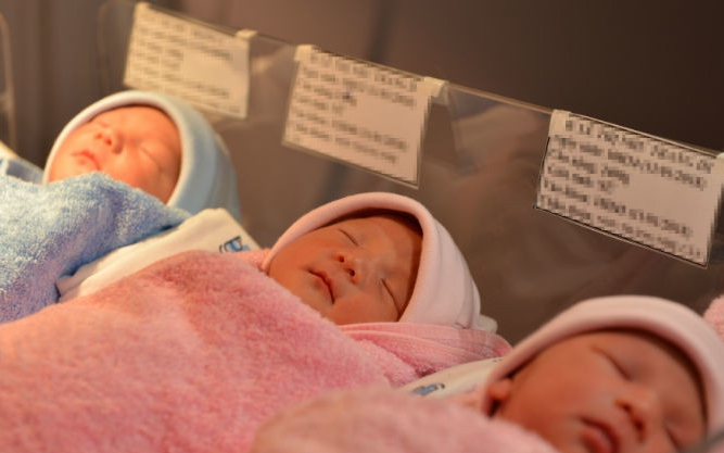 Bộ Chính trị yêu cầu không xử lý kỷ luật đảng viên sinh con thứ 3 trở lên