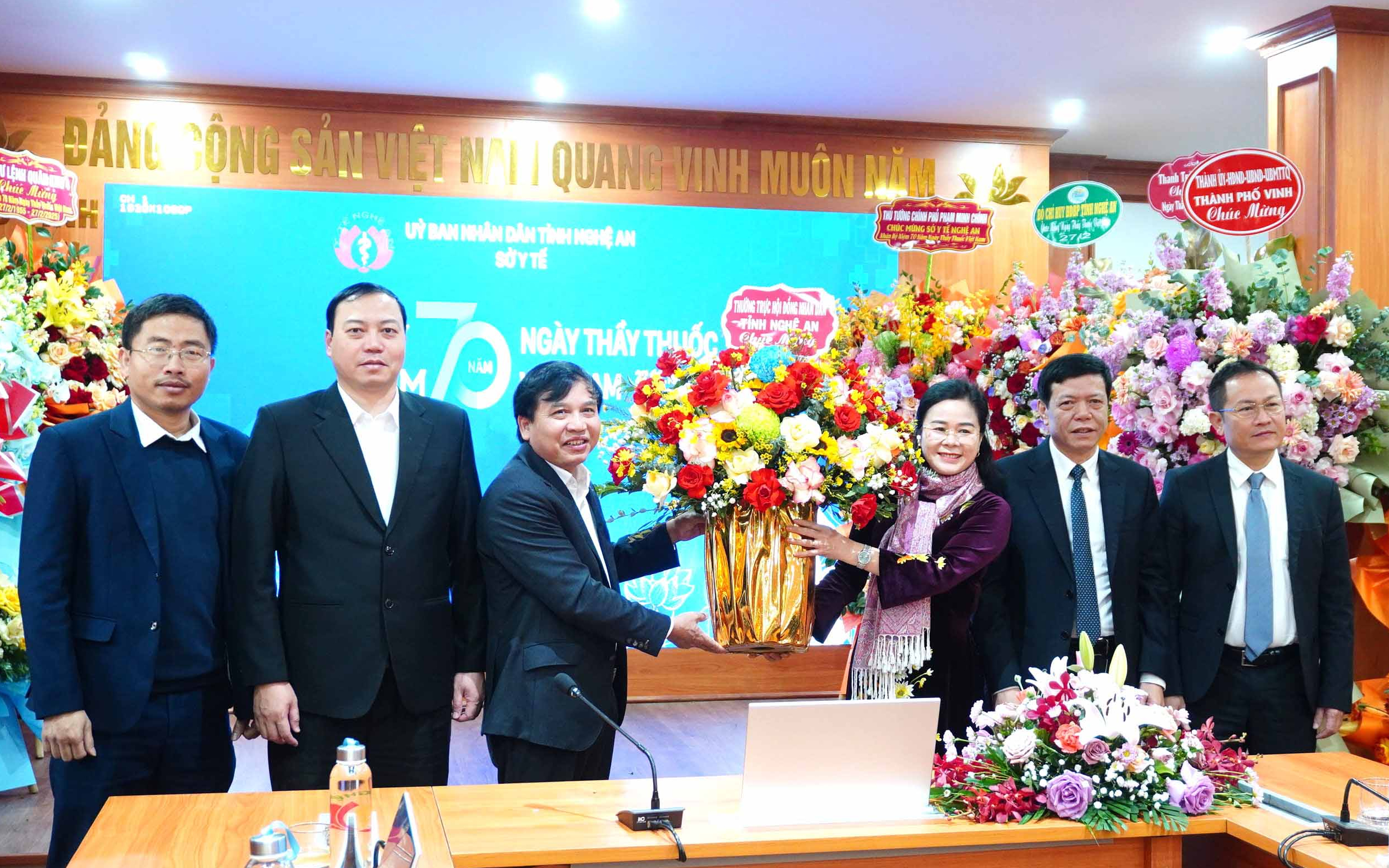 Phó Chủ tịch HĐND tỉnh Nguyễn Như Khôi chúc mừng một số đơn vị y tế nhân kỷ niệm 70 năm ngày Thầy thuốc Việt Nam
