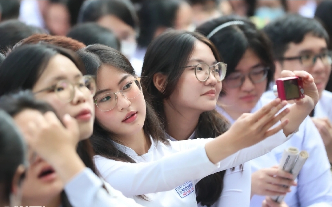 Bộ Chính trị quyết định miễn toàn bộ học phí cho học sinh công lập cả nước