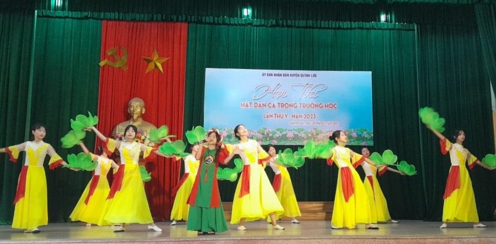 Tiết mục hát múa 'Hành hương về quê Bác' của các em học sinh trường tiểu học và THCS Quỳnh Long, Quỳnh Lưu (Nghệ An) trong chương trình hội thi hát dân ca trong trường học. 