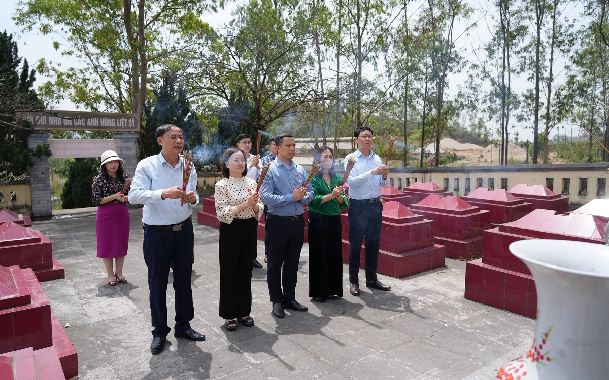 Đại biểu Quốc hội dâng hương tại Nghĩa trang liệt sĩ Đường sắt, Hang Hỏa Tiễn thuộc thị xã Hoàng Mai