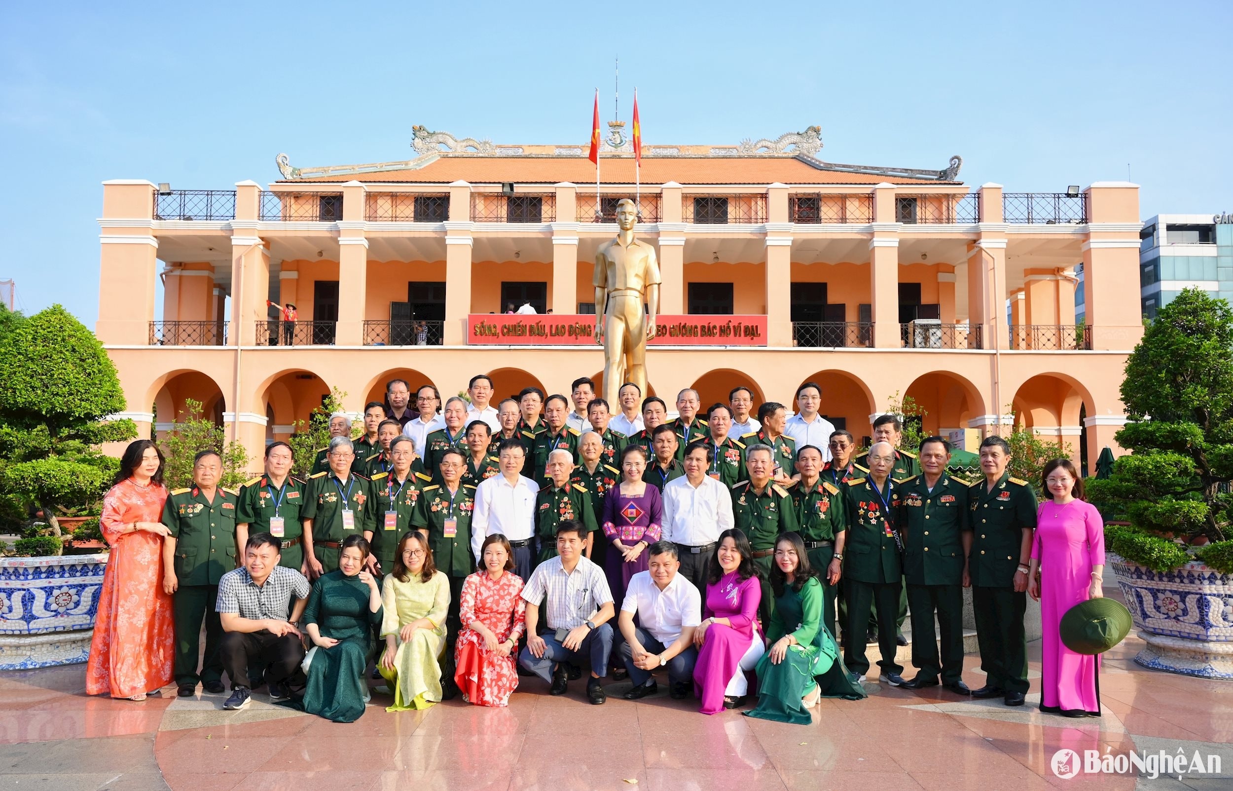 Đoàn đại biểu tỉnh Nghệ An dâng hương tưởng niệm Chủ tịch Hồ Chí Minh tại Bến Nhà Rồng