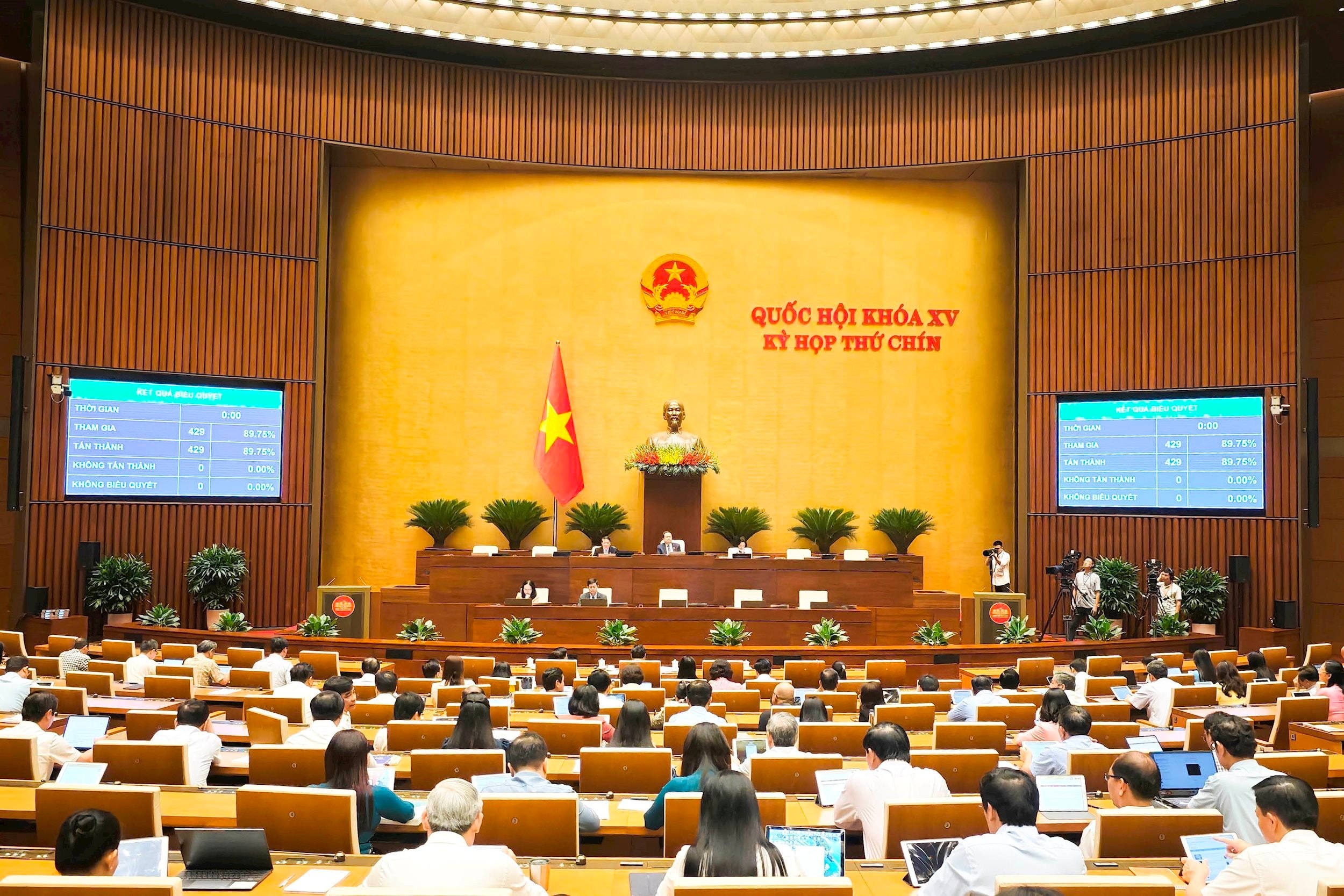 toan-canh-bieu-quyet-thong-qua-chuong-trinh-ky-hop.jpg