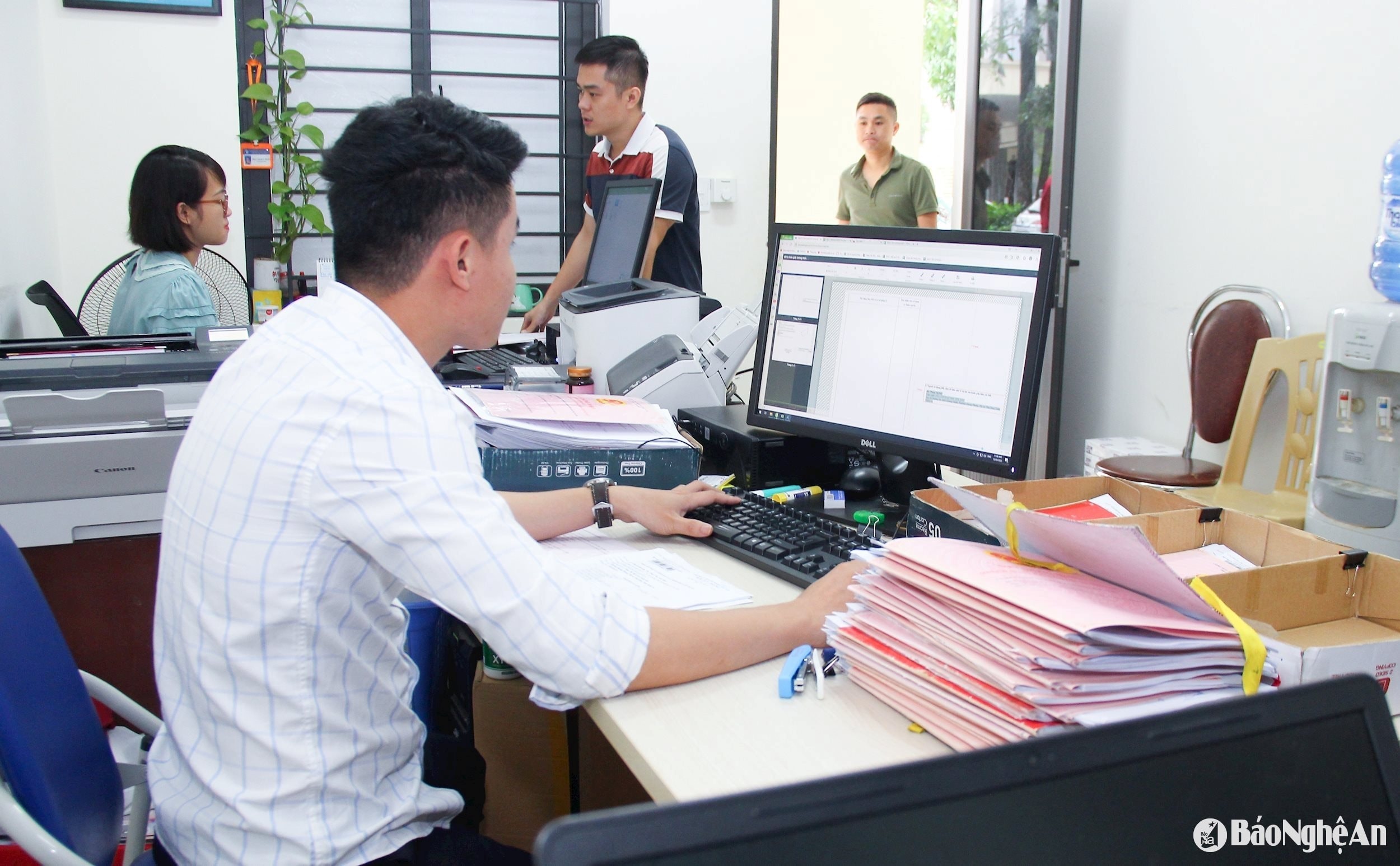 bna_-can-bo-cong-chuc-ubnd-thi-xa-thai-hoa-giai-quyet-cong-viec-bang-cong-nghe-thong-tin.-anh-mai-hoa.jpg