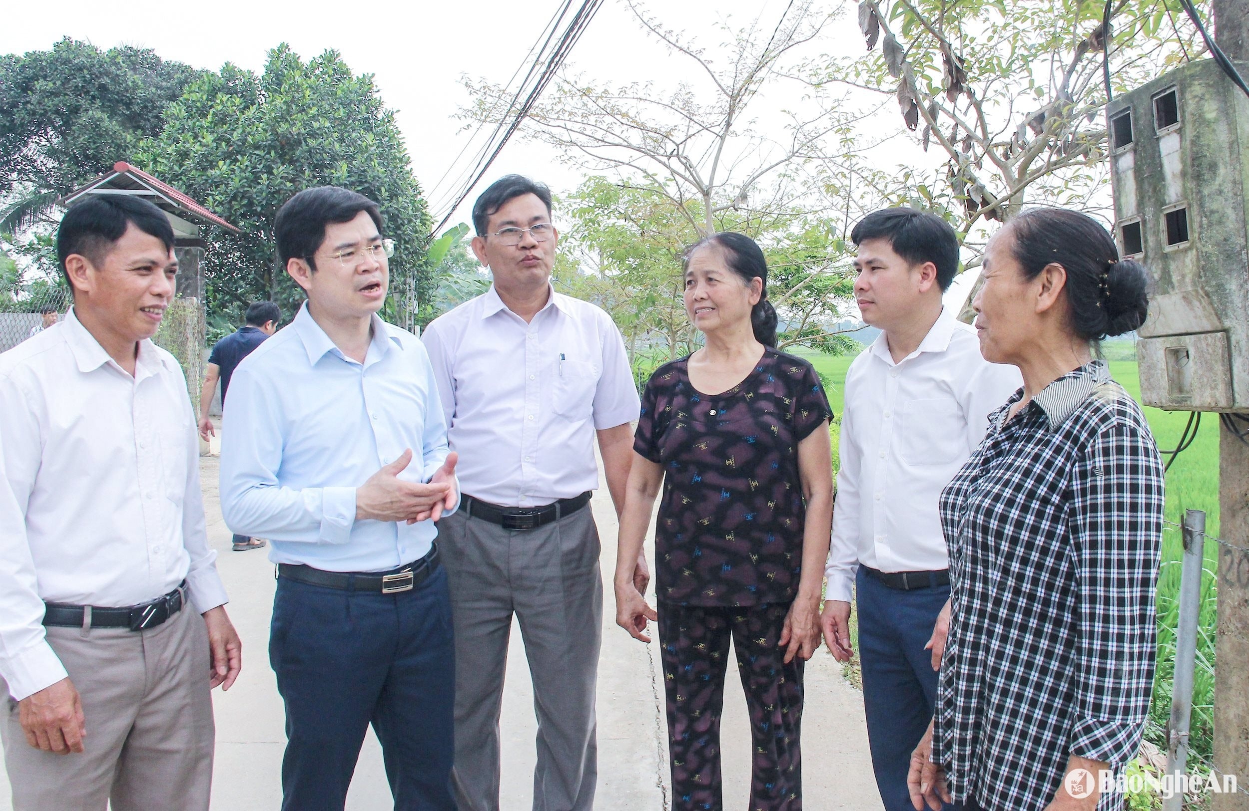 bna_-can-bo-ubnd-huyen-thanh-chuong-trao-doi-voi-can-bo-nguoi-dan-xa-thanh-ha-ve-huy-dong-suc-dan-xay-dung-nong-thon-moi.-anh-mai-hoa(1).jpg