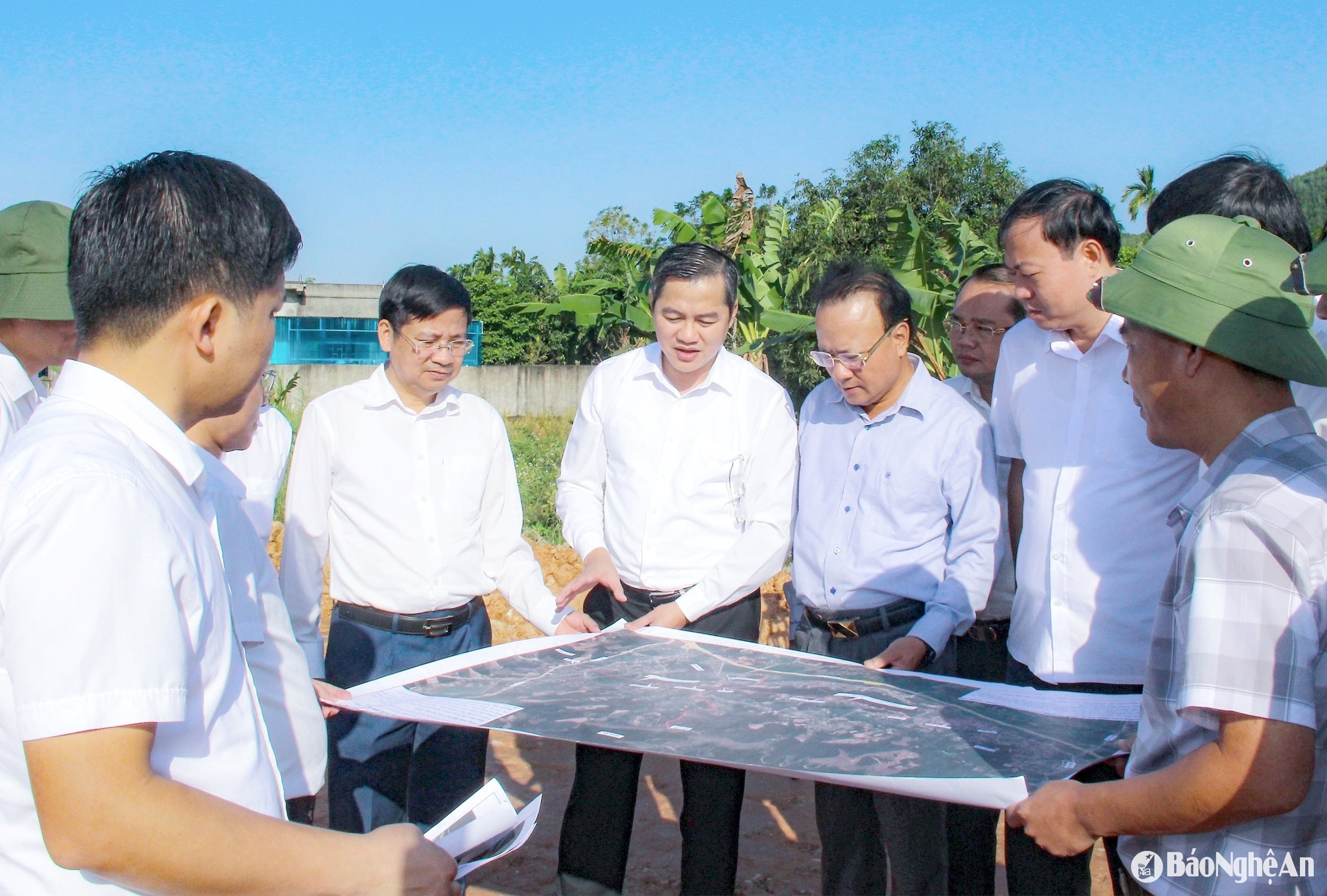 bna_-can-bo-ubnd-thi-xa-hoang-mai-bao-cao-voi-doan-giam-sat-cua-hdnd-tinh-lien-quan-den-viec-thuc-hien-cac-kien-nghi-cua-cu-tri-lien-quan-den-dau-tu-xay-dung.jpg