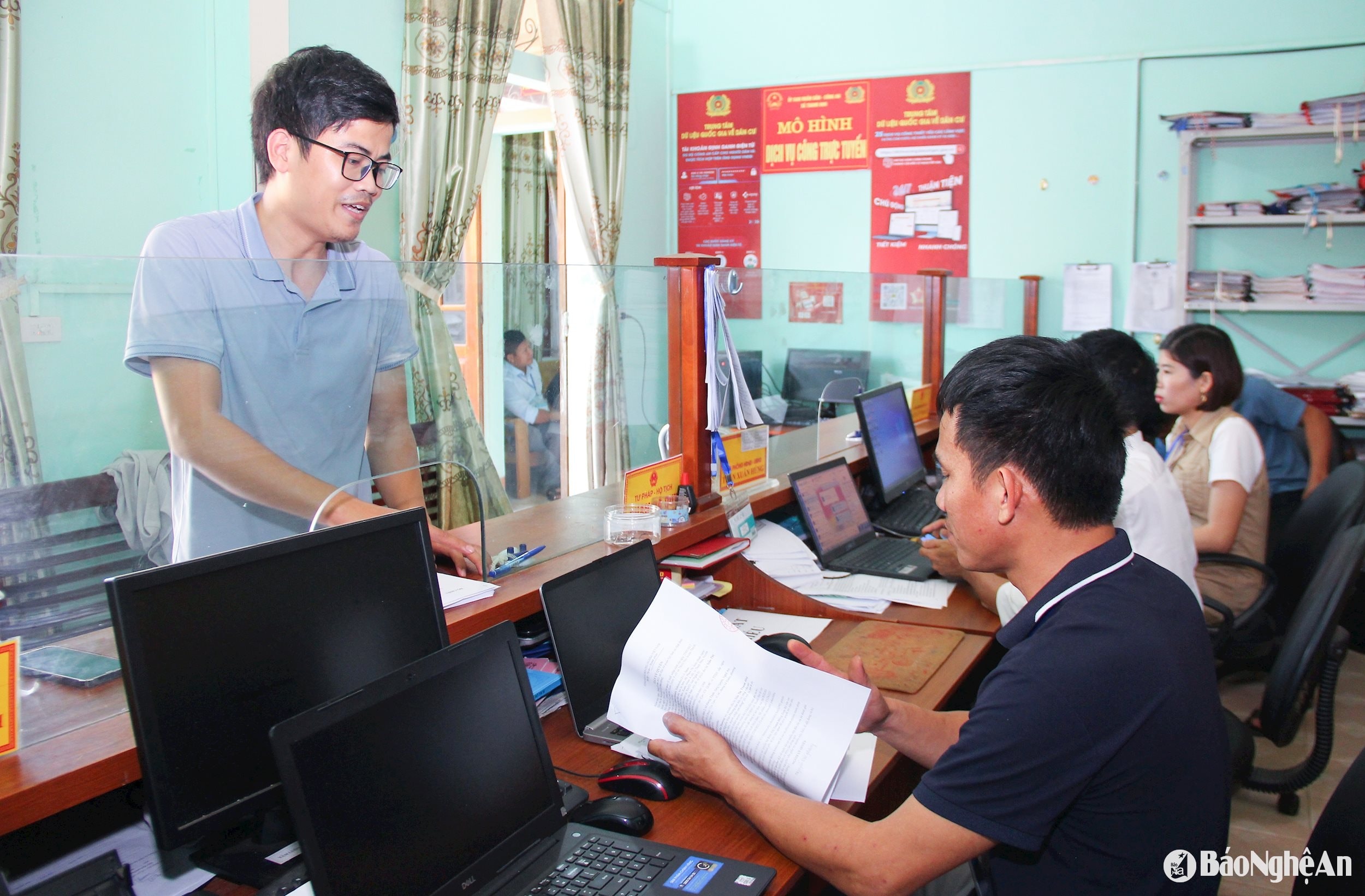 bna_-cong-chuc-xa-thanh-nho-huyen-thanh-chuong-giai-quyet-thu-tuc-hanh-chinh-cho-nguoi-dan.-anh-mai-hoa(1).jpg