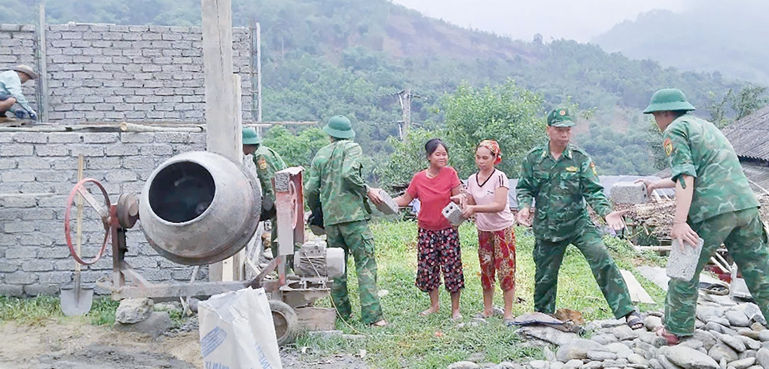 bna_-xa-chau-khe-huyen-con-cuong-huy-dong-cac-luc-luong-lam-nha-o-cho-nguoi-dan.-anh-mai-hoa-fc9426d10c1ae31b0ae2d266f53e5be5.jpg