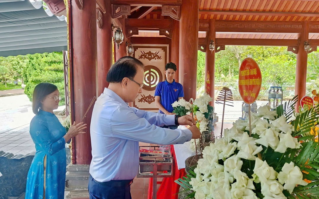 Thường trực HĐND tỉnh, Đoàn ĐBQH tỉnh và Văn phòng dâng hương tại Khu Di tích lịch sử Quốc gia Truông Bồn và Nghĩa trang liệt sĩ Nghi Lộc