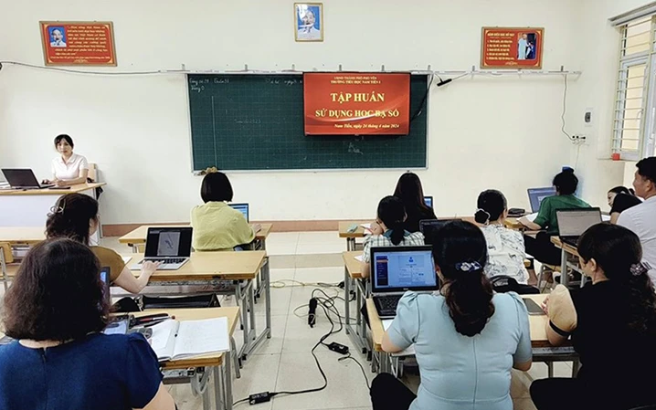 Cử tri kiến nghị minh bạch chi phí và lựa chọn đơn vị cung cấp dịch vụ học bạ điện tử