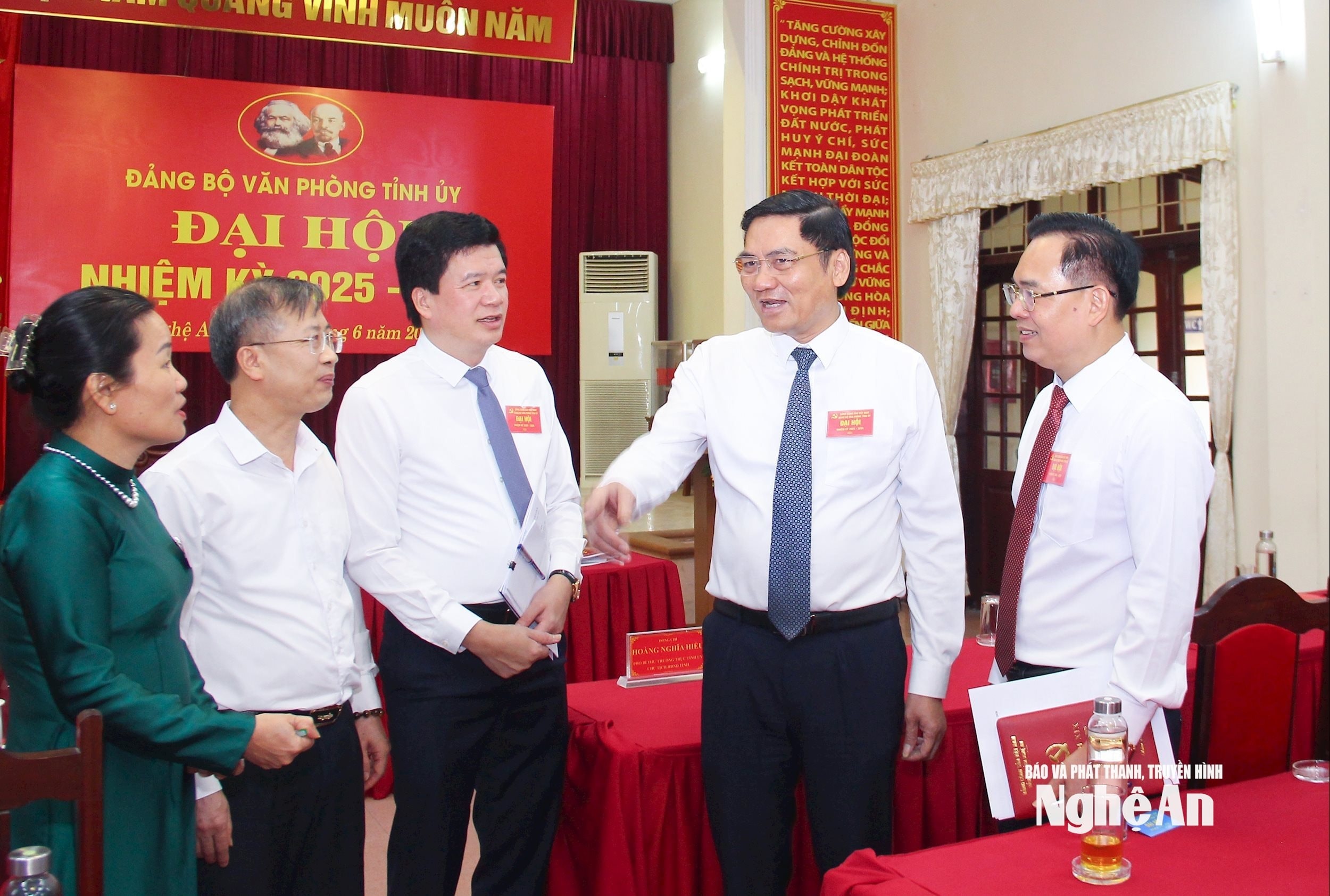 bna_-dong-chi-hoang-nghia-hieu-trao-doi-voi-cac-dai-bieu-sau-dai-hoi-dang-bo-van-phong-tinh-uy.-anh-mai-hoa-1-639579d944d8a55dcc00b72266611736.jpg