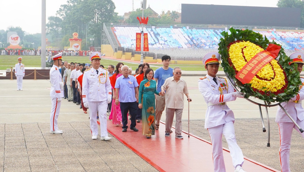Các thế hệ Đại biểu Quốc hội tỉnh Nghệ An hoạt động “Về nguồn” hướng tới kỷ niệm 80 năm ngày Tổng tuyển cử đầu tiên