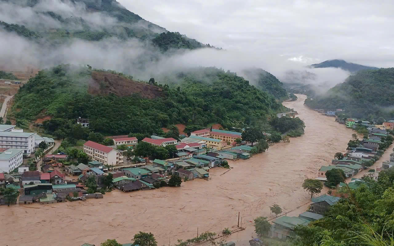 Bão lũ và bài toán phát triển trong cùng một phương trình *