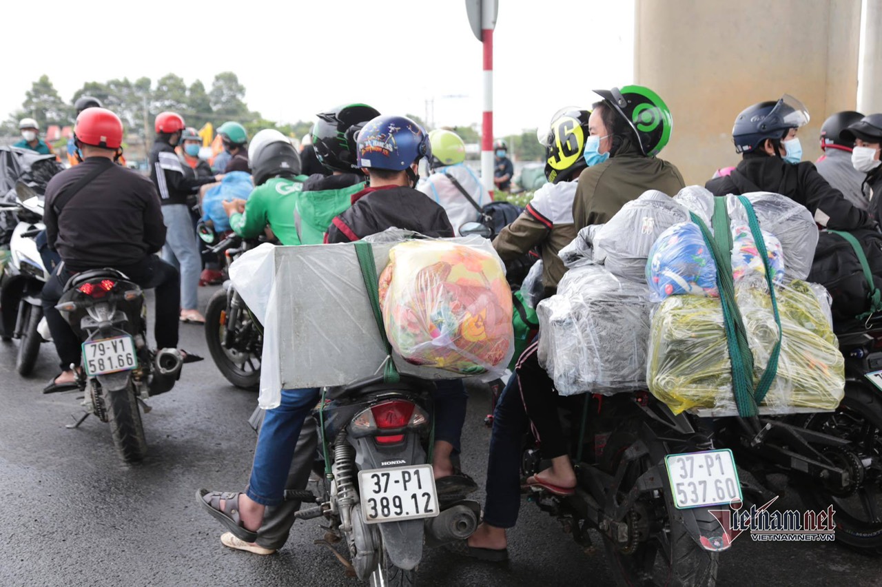 lao-dong-ve-que-tranh-dich.jpg