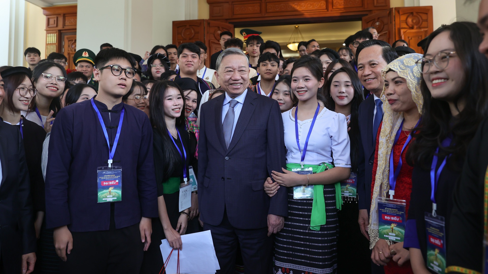 tong-bi-thu-to-lam-gap-mat-hoc-sinh-sinh-vien-thanh-nien-dan-toc-thieu-so-xuat-sac-tieu-bieu-nam-2025-chieu-ngay-26-12-a-1284.jpg?width=0&s=LgruIsn7Tt-uTRCBNMcVPA
